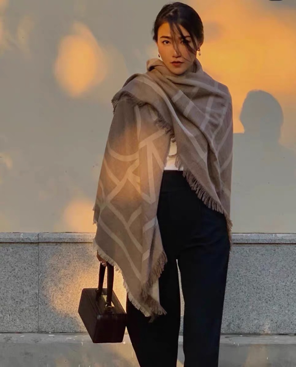 Cross-border scarf wholesale e-commerce live-streaming supply chain supply of the same style square scarves and shawls as TOT pic 3