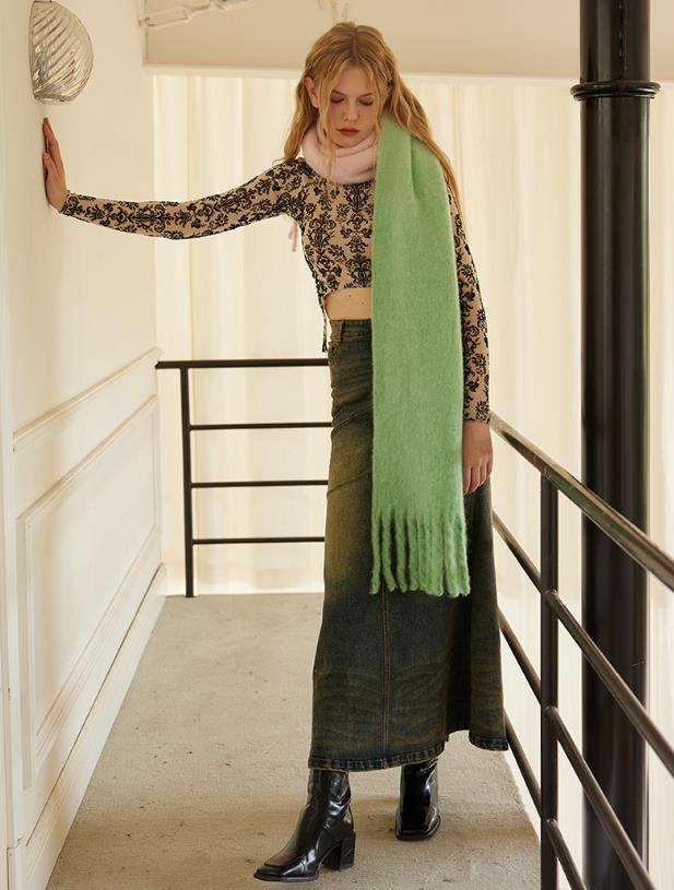 Cross-border wholesale of 68 thick beard series new wool hand-painted gradient scarves in stock, e-commerce supply pic 4
