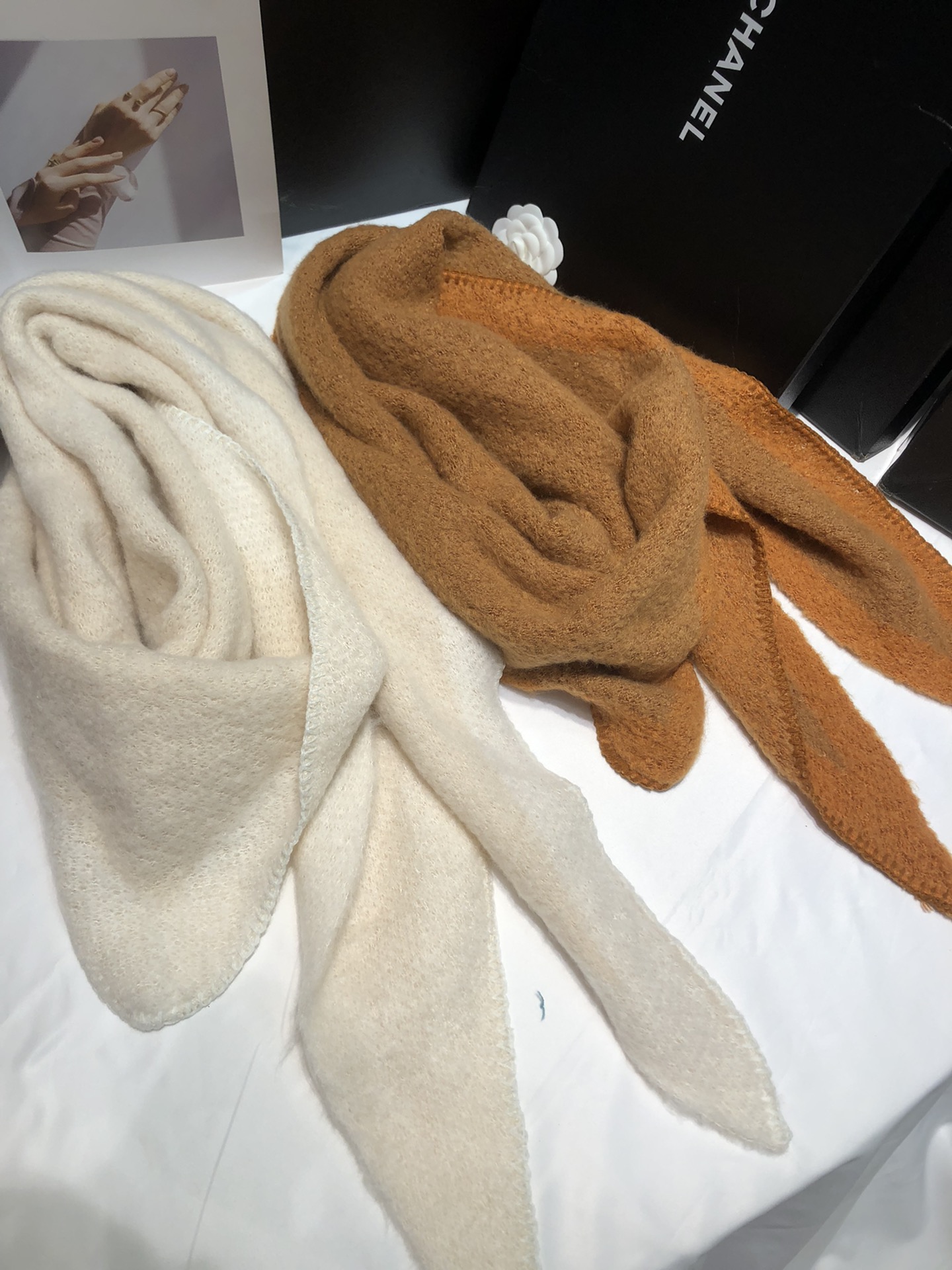 Cross-border scarf wholesale e-commerce live streaming, supply chain of shell-trimmed retro flower-patterned triangular scarves pic 1