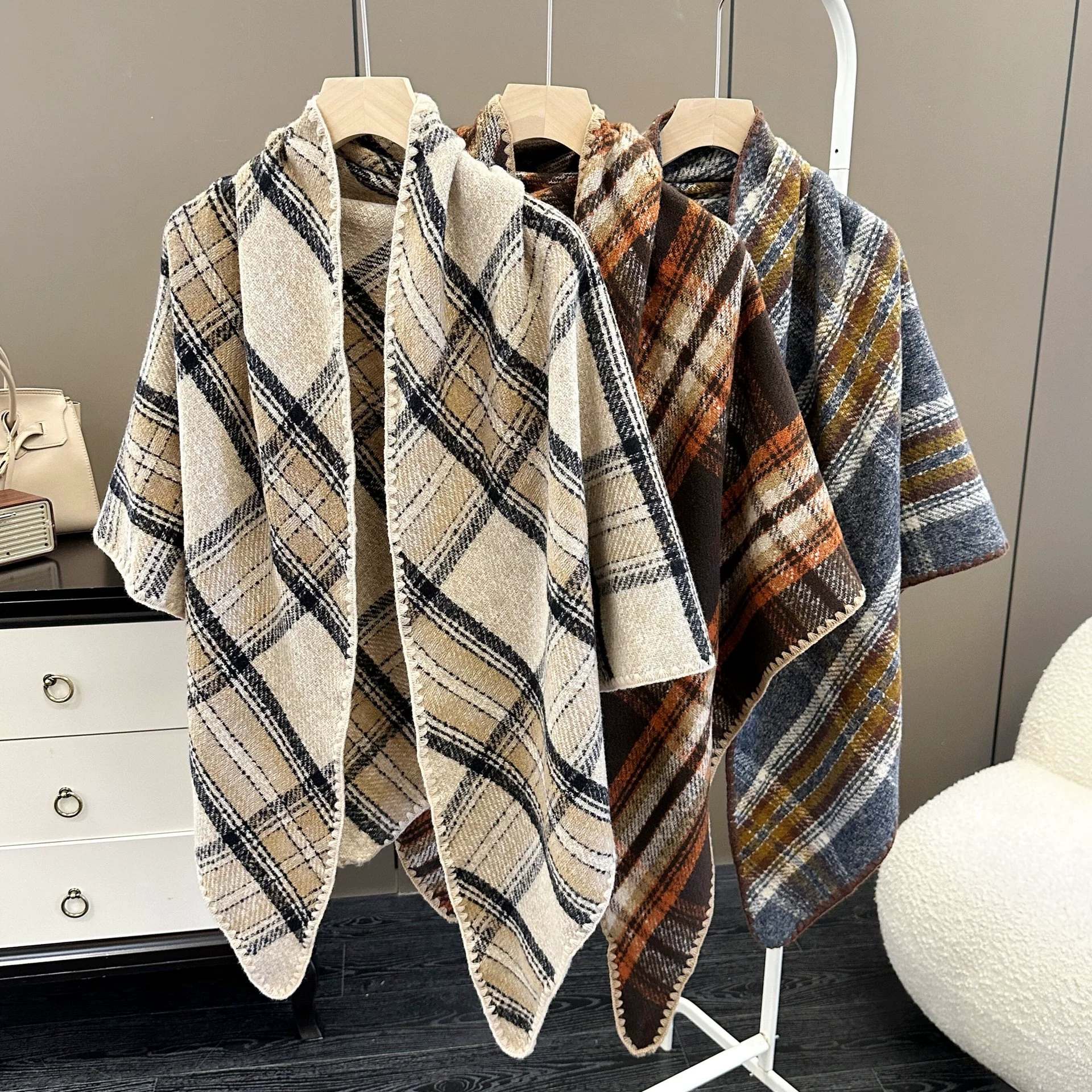 Cross-border scarf wholesale e-commerce live-streaming supply chain supply of shell-edge checkered triangular scarves pic 9