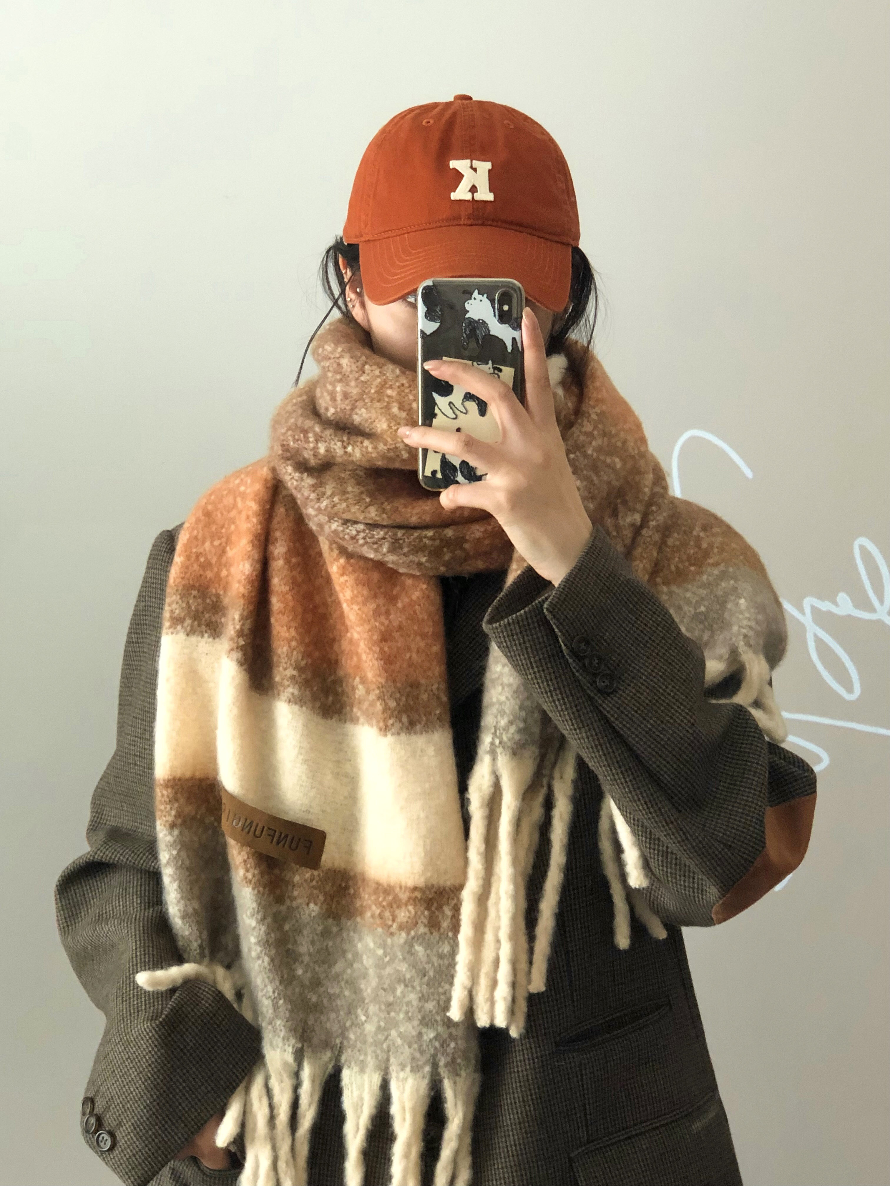 We offer wholesale of scarves in stock through e-commerce live streaming. We supply Korean version of fringed and checkered scarves in stock pic 11