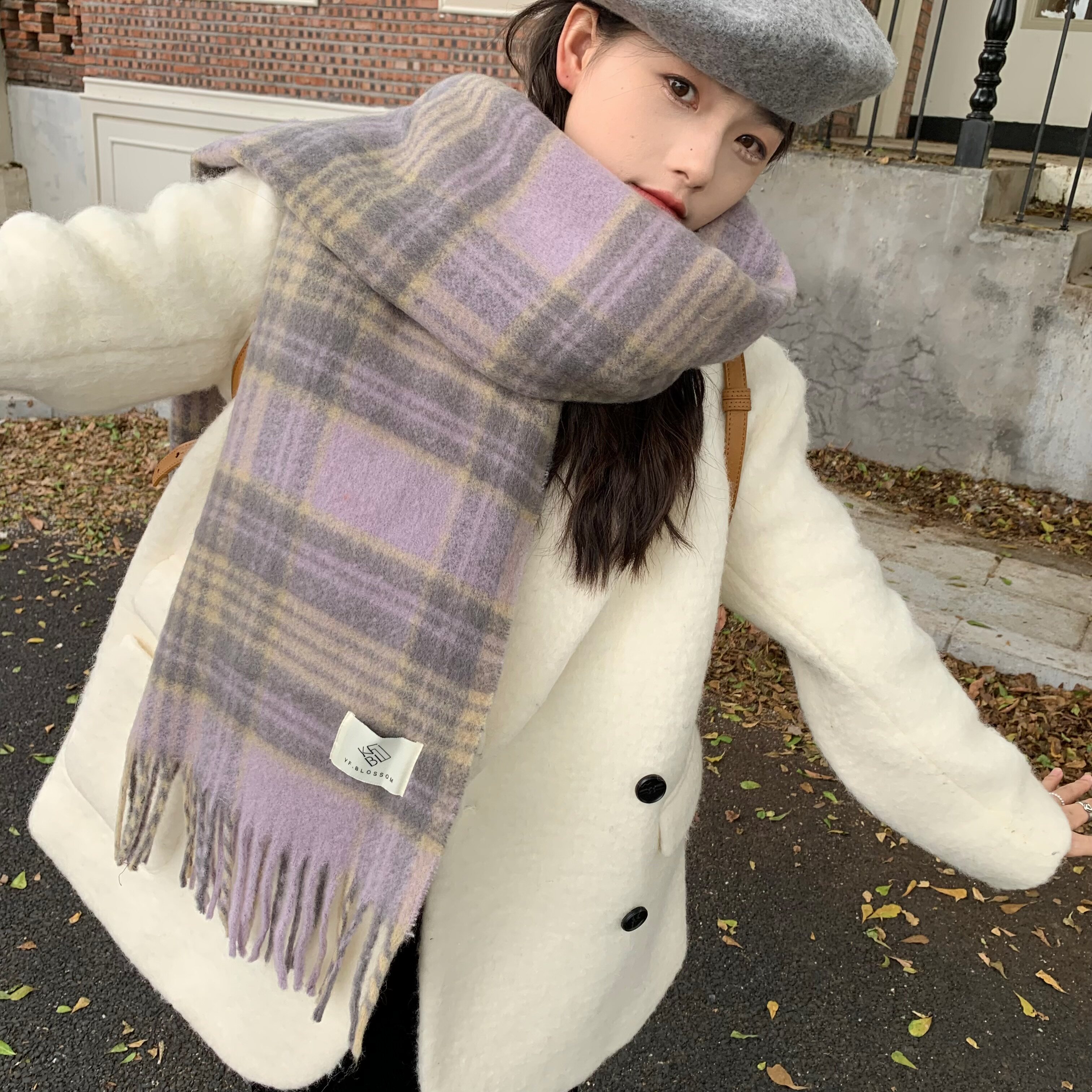 The 2024 new Maillard high-end checkered scarf for women, a Korean-style shawl for both winter and spring and autumn, is thick and warm pic 7