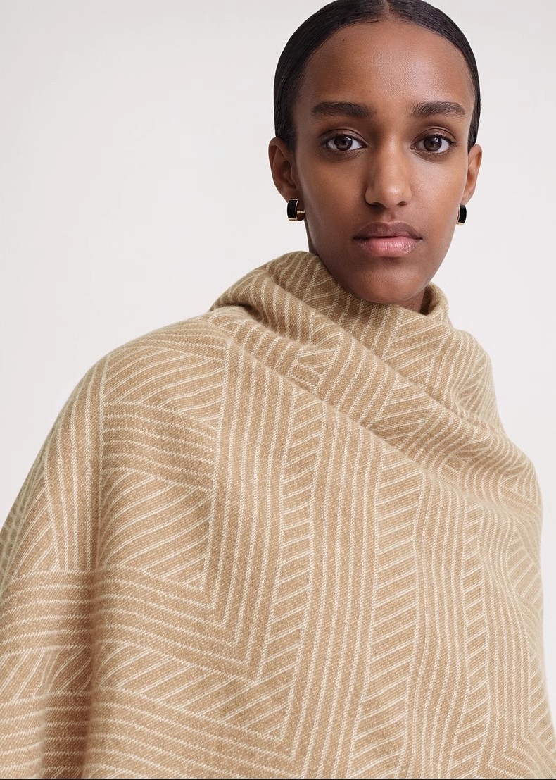 Cross-border wholesale e-commerce live streaming supplies the same style of fringed letter square scarves and large shawls as TOT, with chain supply pic 4