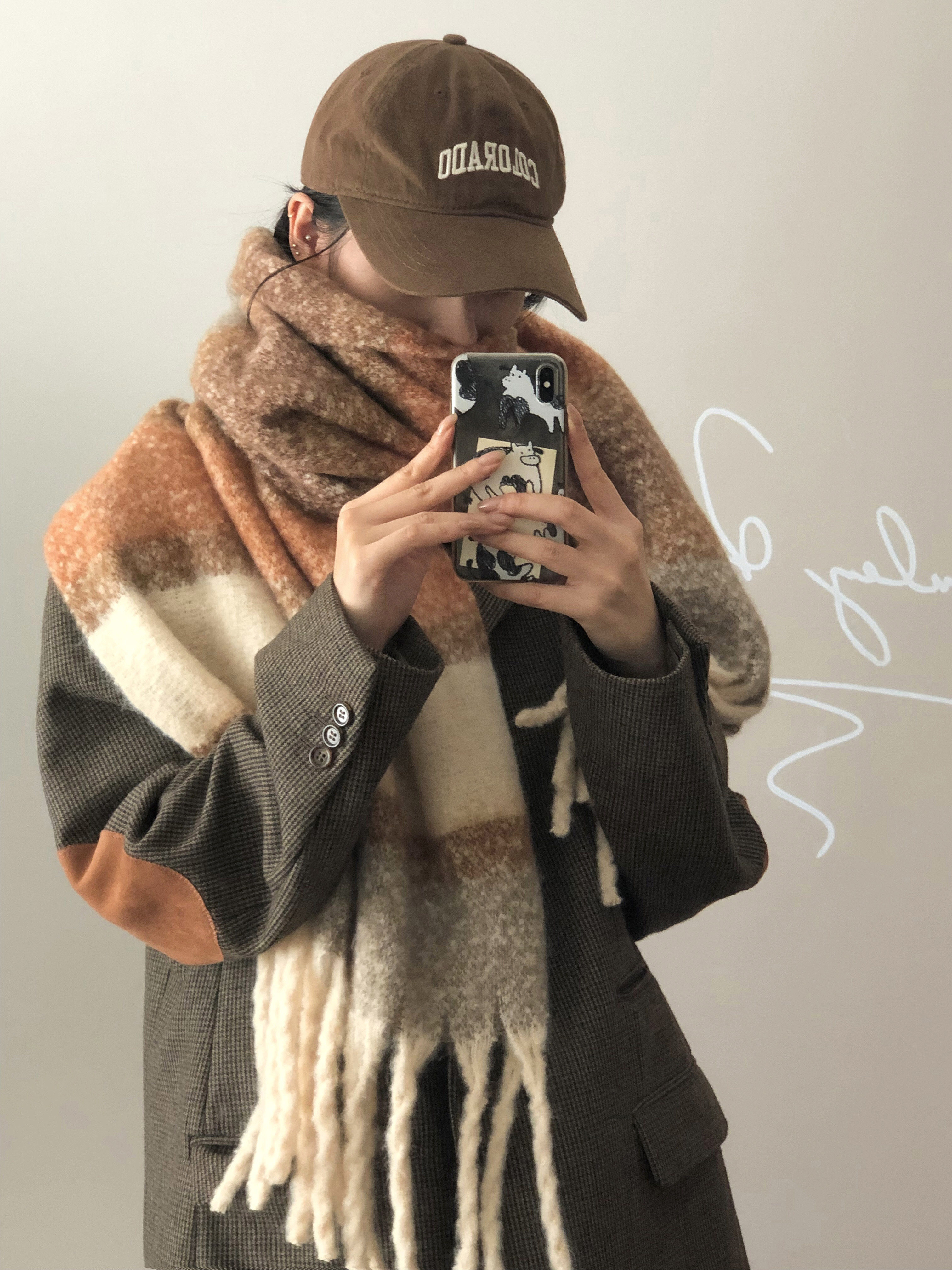We offer wholesale of scarves in stock through e-commerce live streaming. We supply Korean version of fringed and checkered scarves in stock pic 8