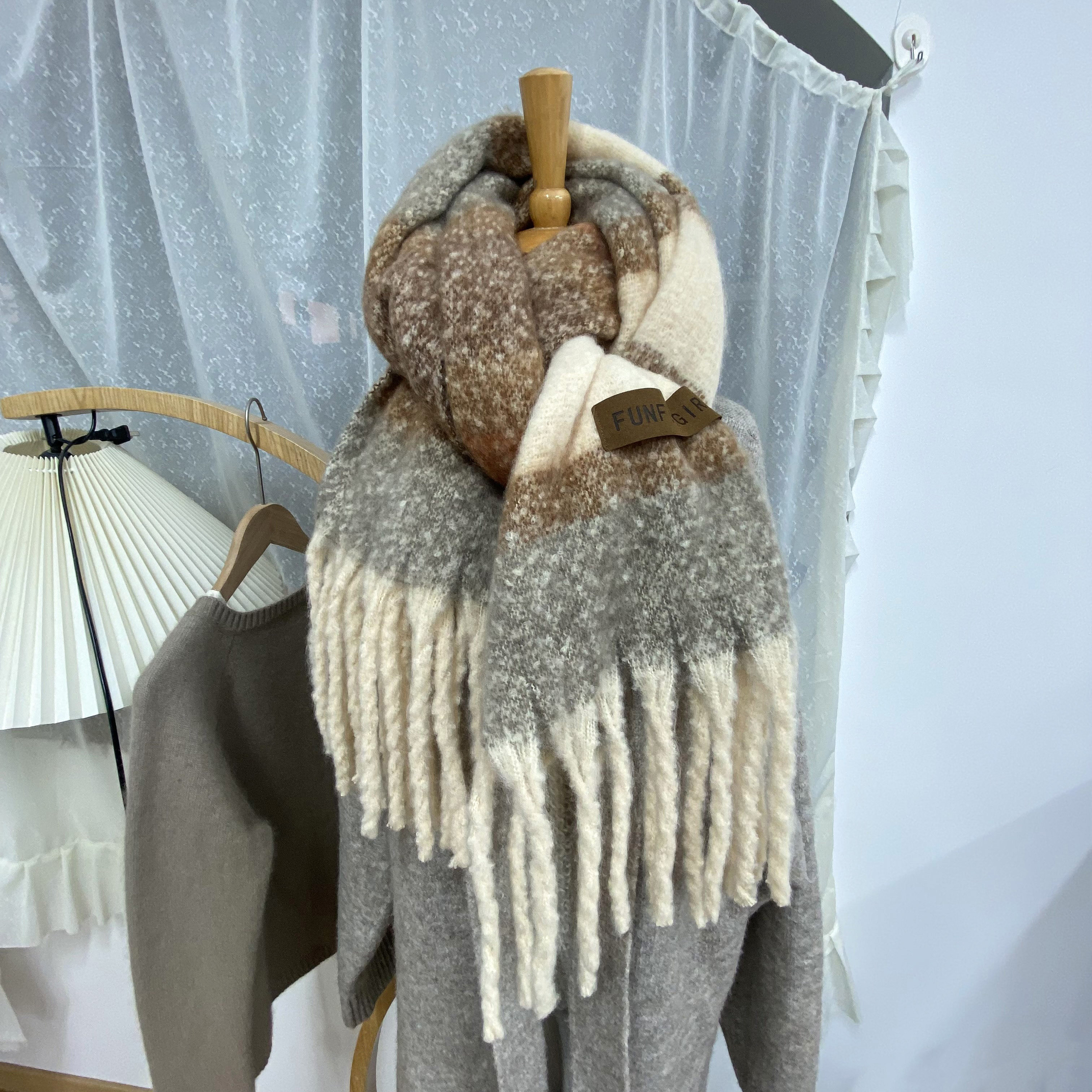 We offer wholesale of scarves in stock through e-commerce live streaming. We supply Korean version of fringed and checkered scarves in stock pic 20