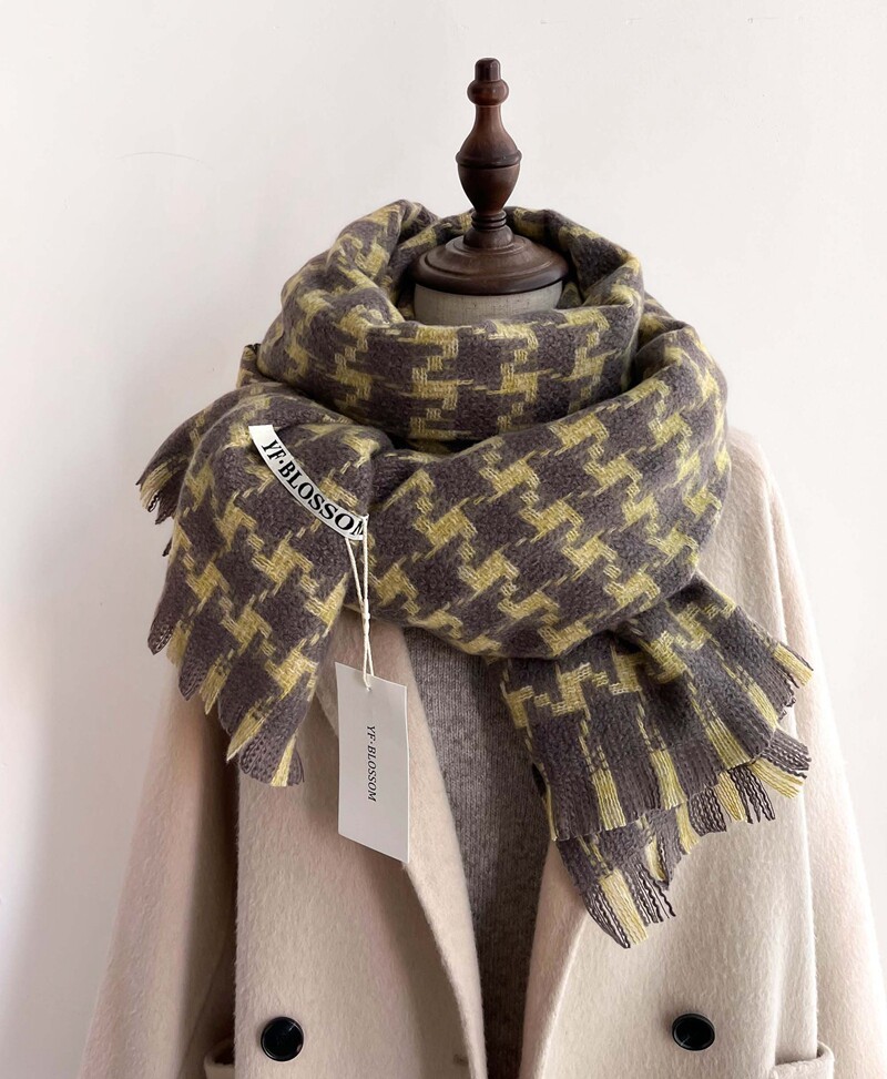 The 2024 winter new thousand-bird check cashmere scarf is a versatile long and warm dress for women, a retro shawl for couples, and a trendy scarf for men pic 22