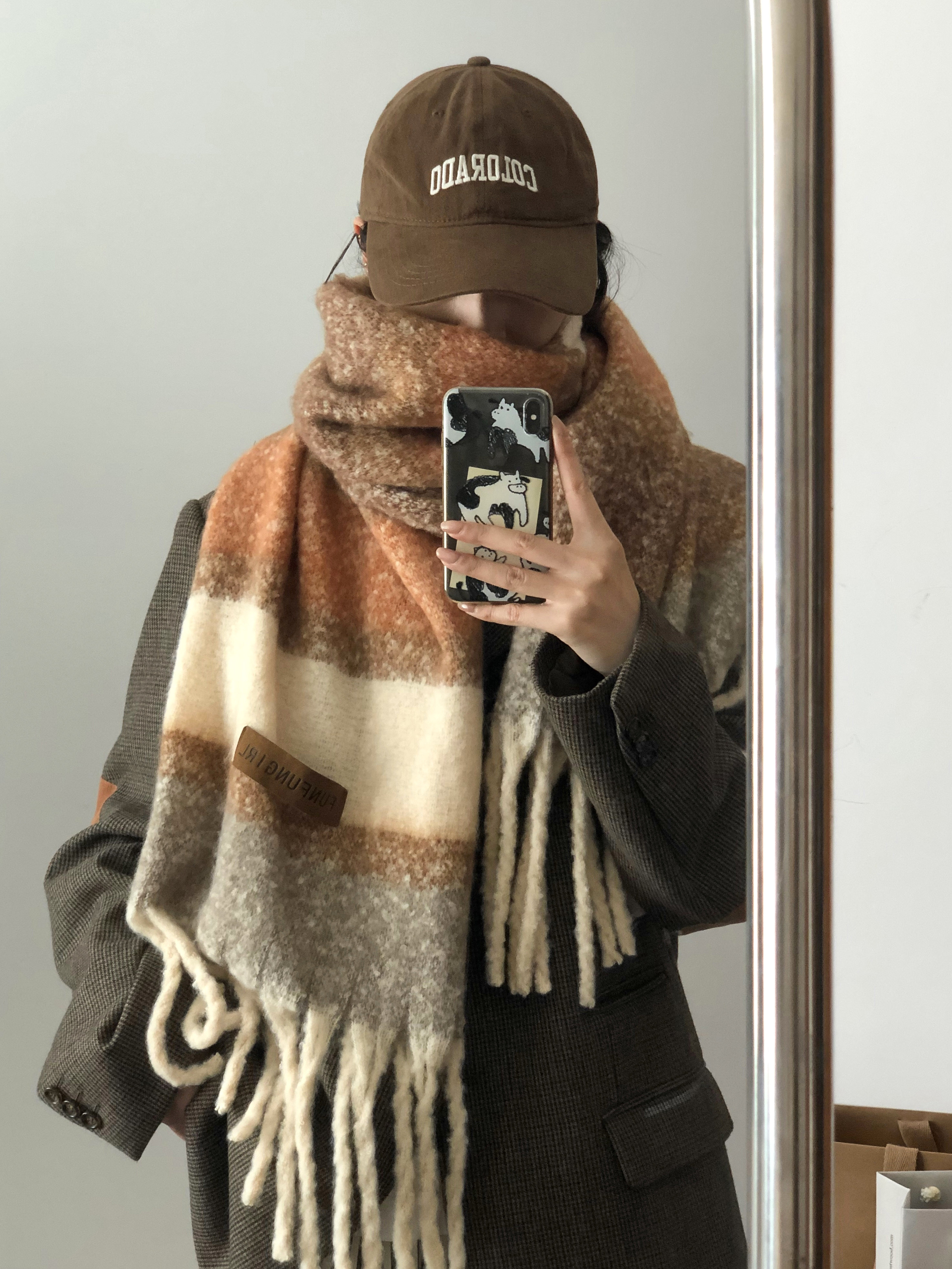 We offer wholesale of scarves in stock through e-commerce live streaming. We supply Korean version of fringed and checkered scarves in stock pic 12