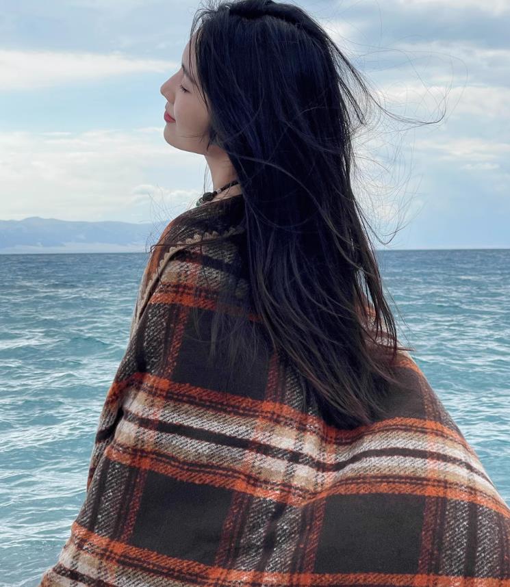 Cross-border scarf wholesale e-commerce live-streaming supply chain supply of shell-edge checkered triangular scarves pic 4