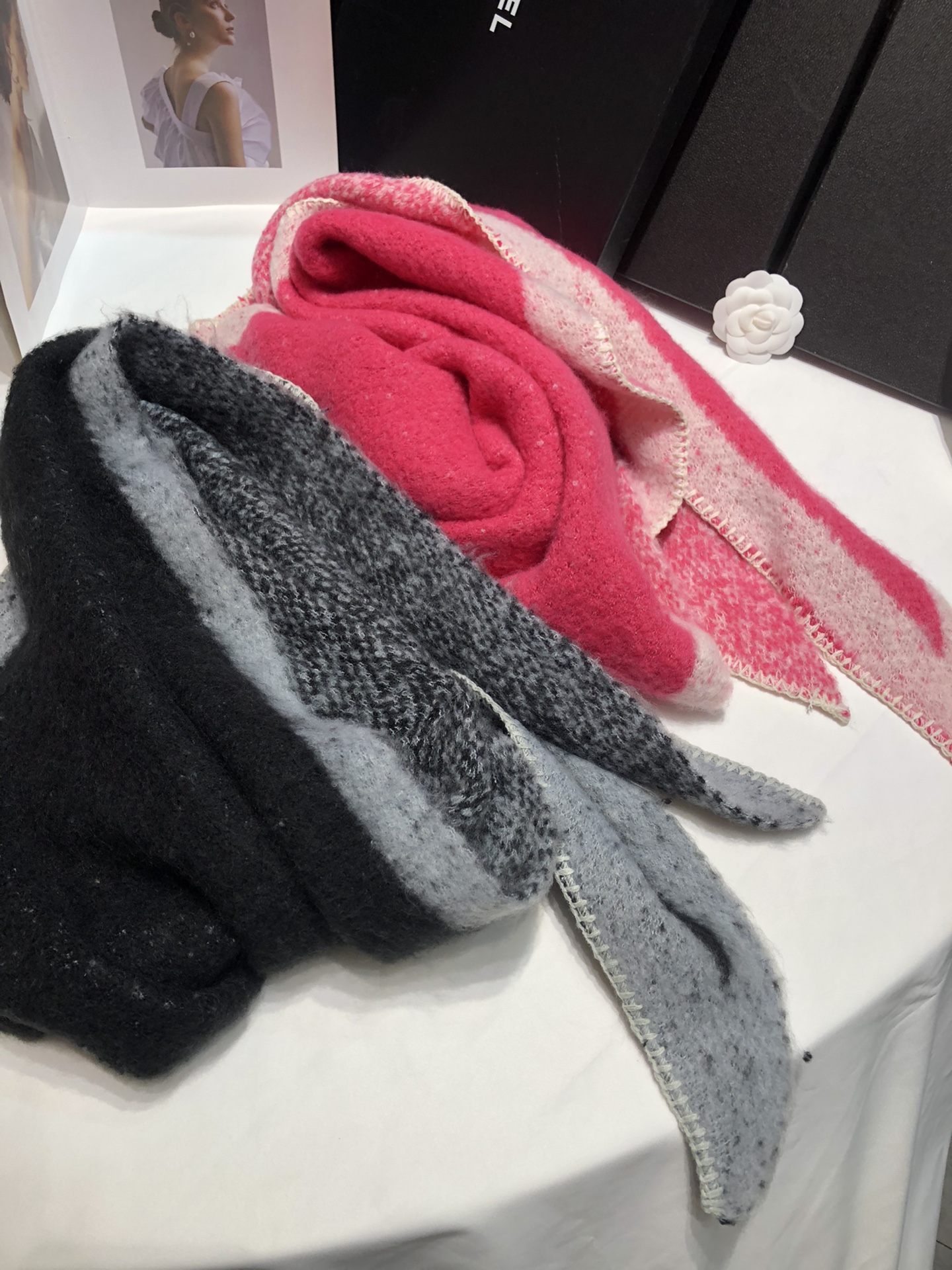Cross-border scarf wholesale e-commerce live streaming, supply chain of shell-trimmed retro flower-patterned triangular scarves pic 7