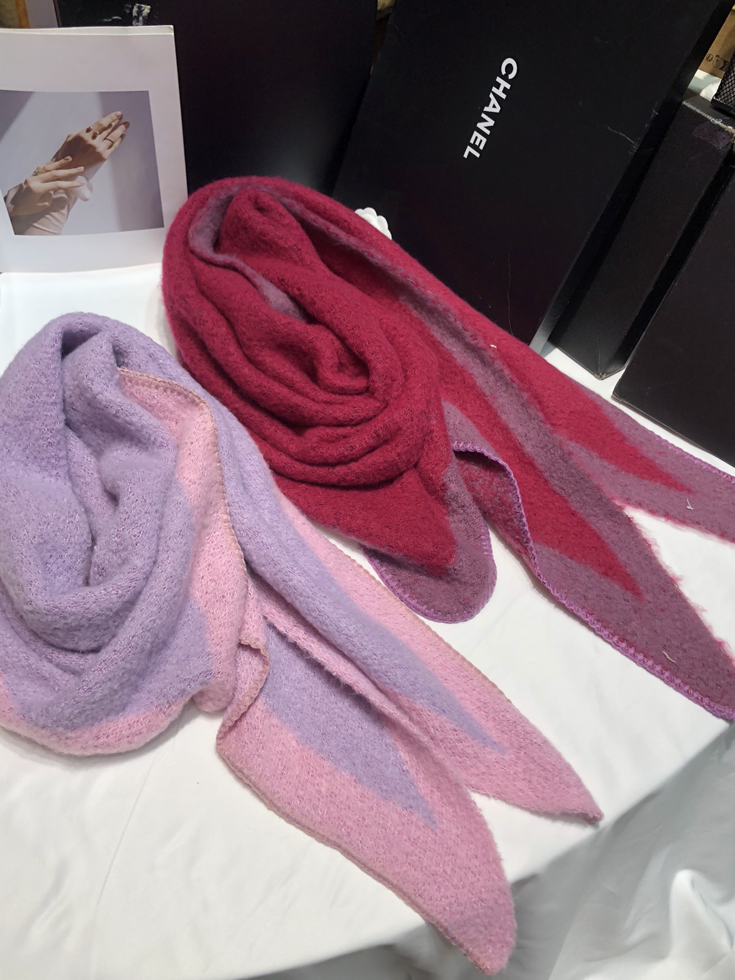 Cross-border scarf wholesale e-commerce live streaming, supply chain of shell-trimmed retro flower-patterned triangular scarves pic 3