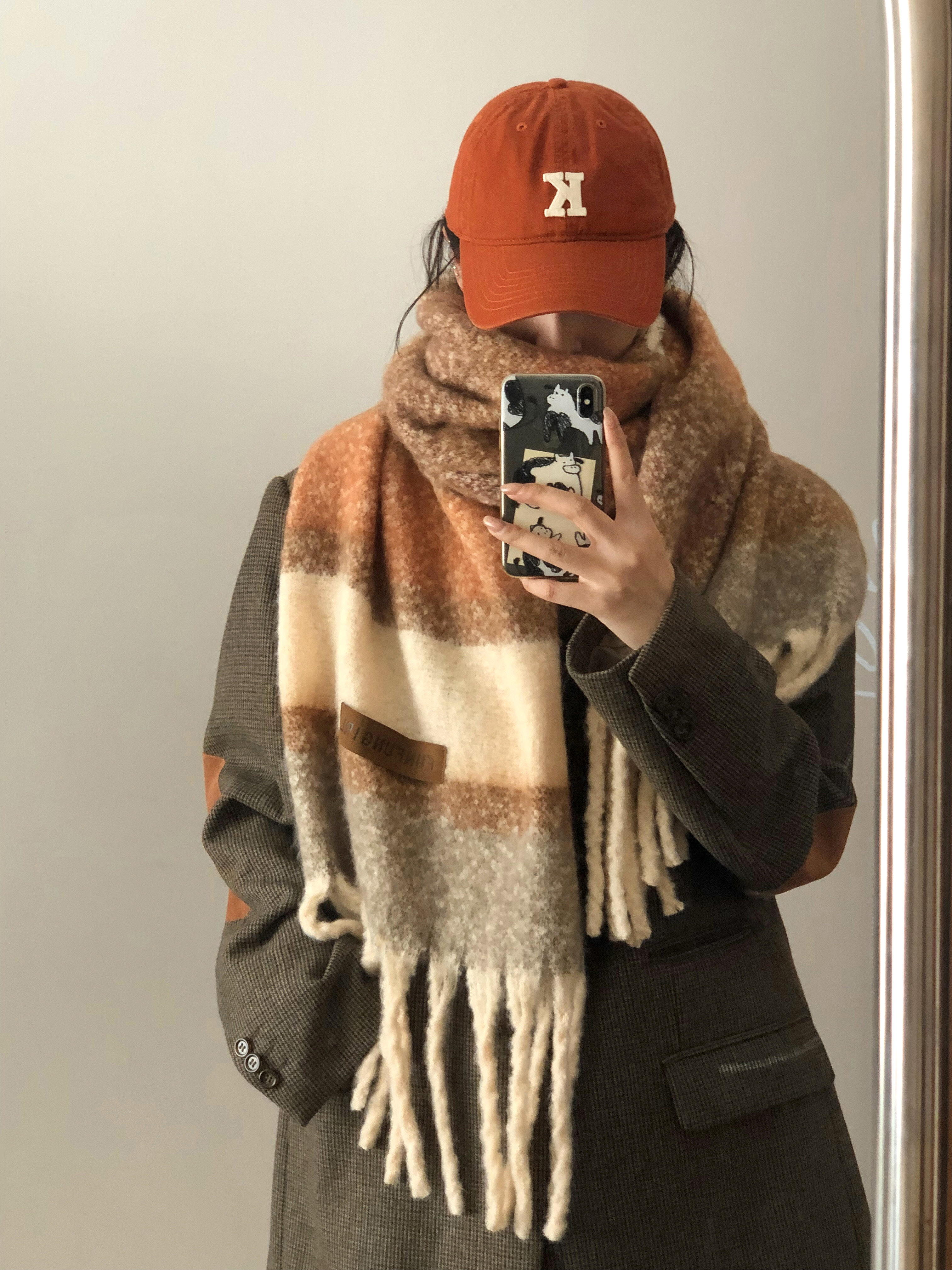 We offer wholesale of scarves in stock through e-commerce live streaming. We supply Korean version of fringed and checkered scarves in stock pic 10
