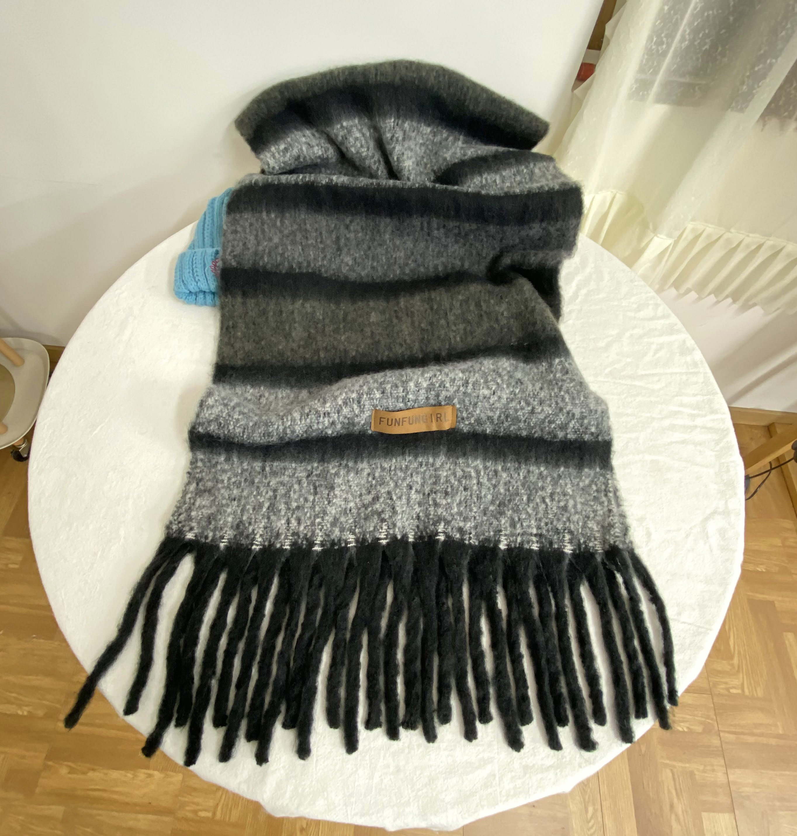 We offer wholesale of scarves in stock through e-commerce live streaming. We supply Korean version of fringed and checkered scarves in stock pic 28
