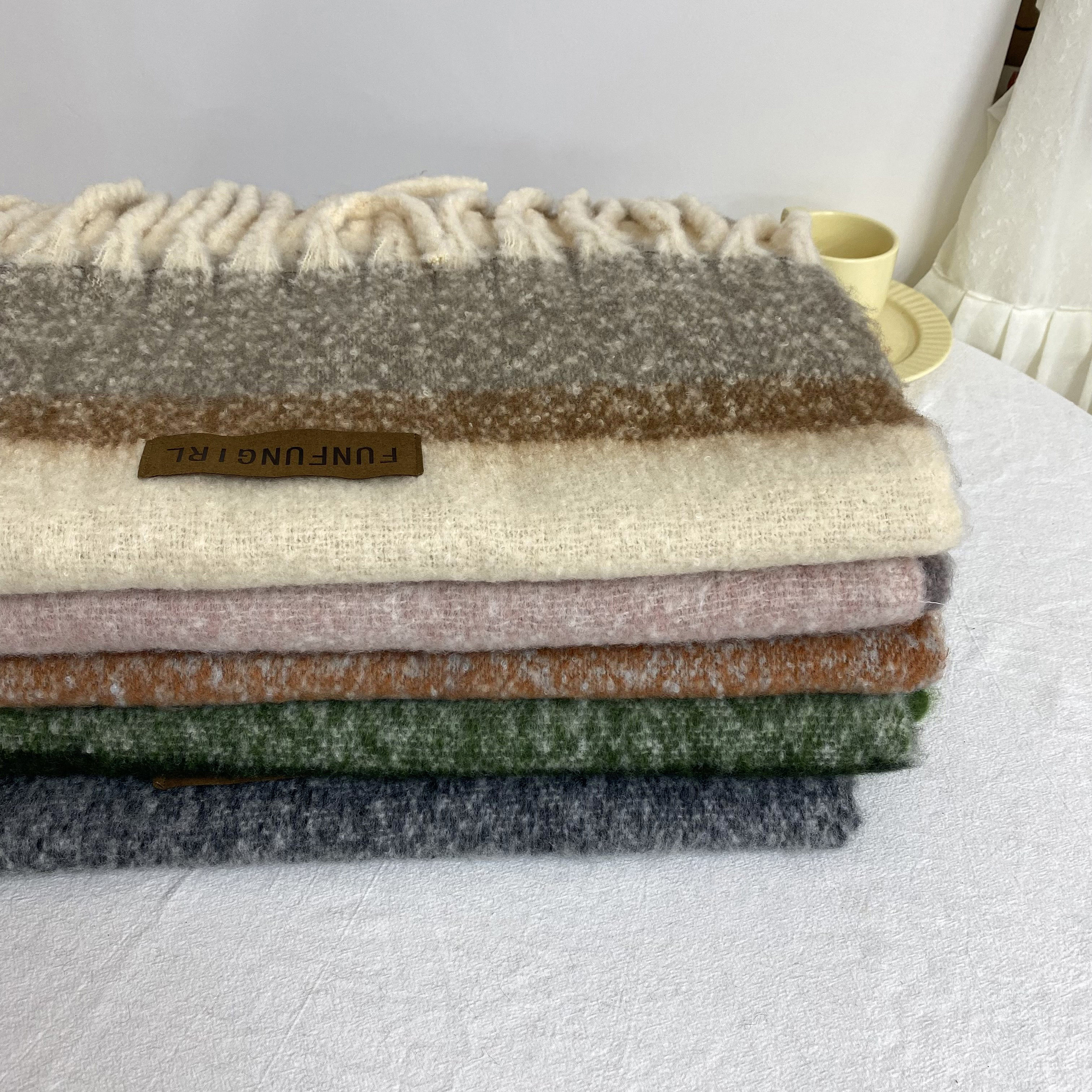 We offer wholesale of scarves in stock through e-commerce live streaming. We supply Korean version of fringed and checkered scarves in stock pic 15
