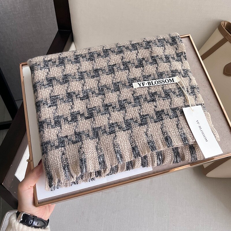 The 2024 winter new thousand-bird check cashmere scarf is a versatile long and warm dress for women, a retro shawl for couples, and a trendy scarf for men pic 21