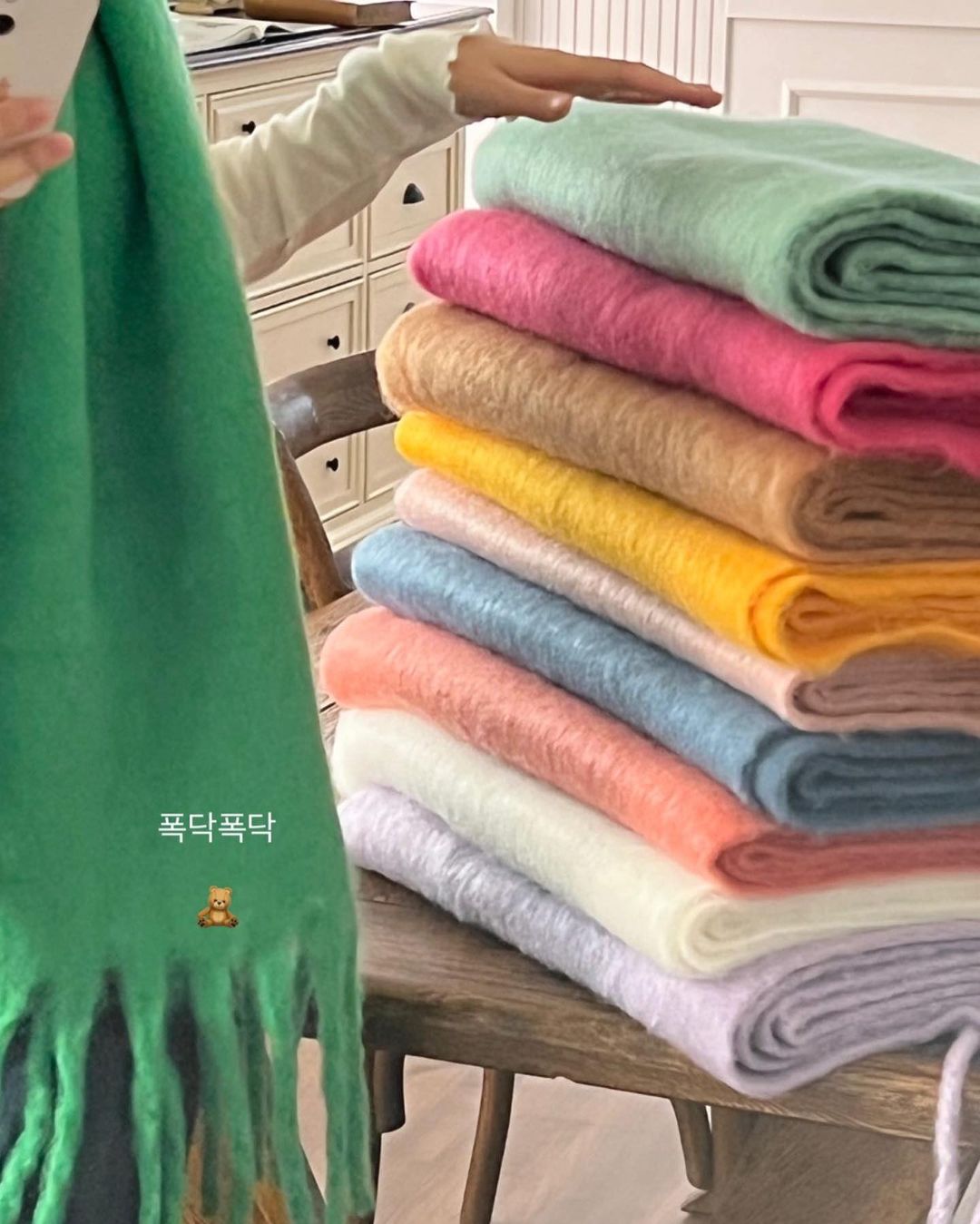 Cross-border scarf wholesale e-commerce live-streaming supply chain, year-round availability, cash payment, single-color thick whiskers pic 4