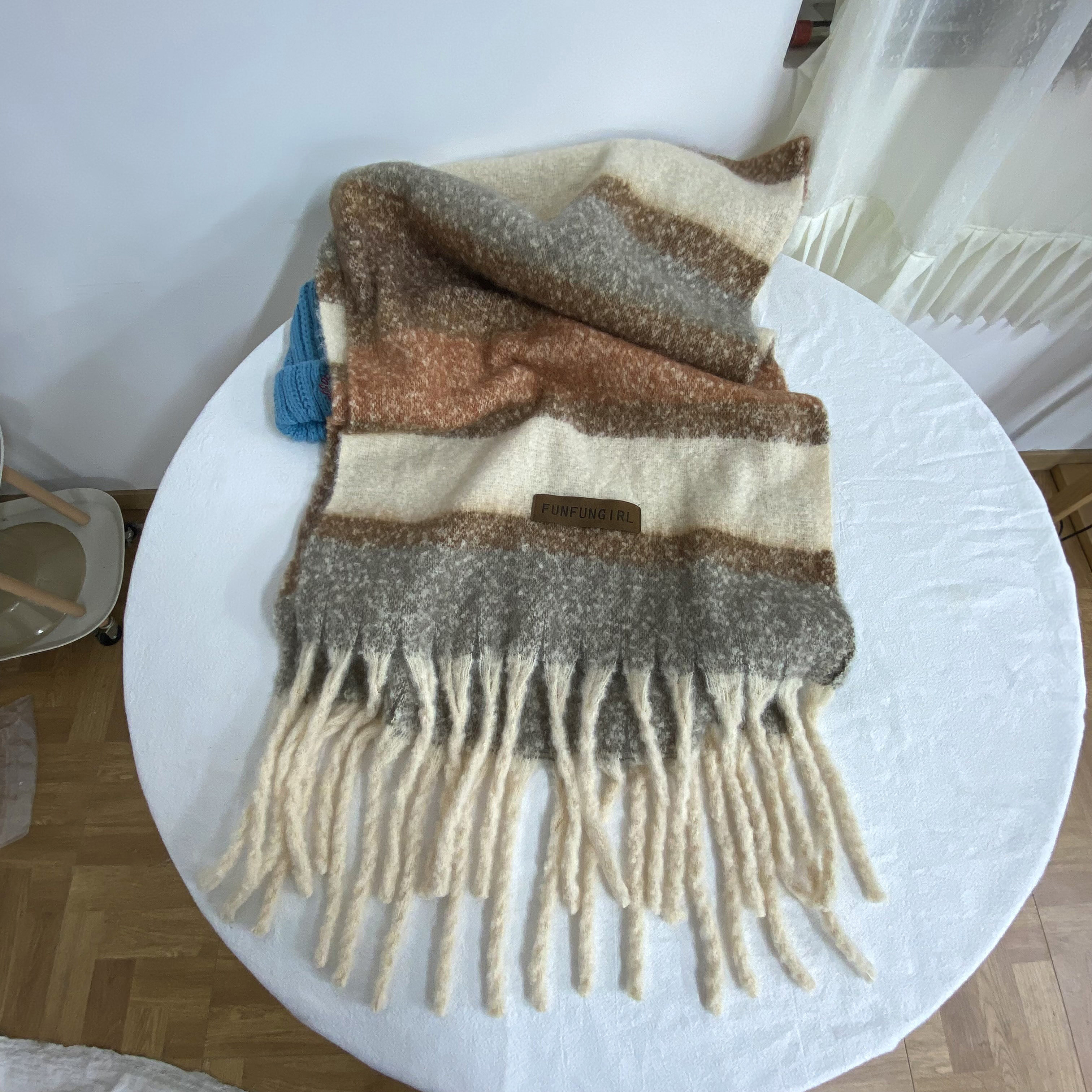 We offer wholesale of scarves in stock through e-commerce live streaming. We supply Korean version of fringed and checkered scarves in stock pic 21