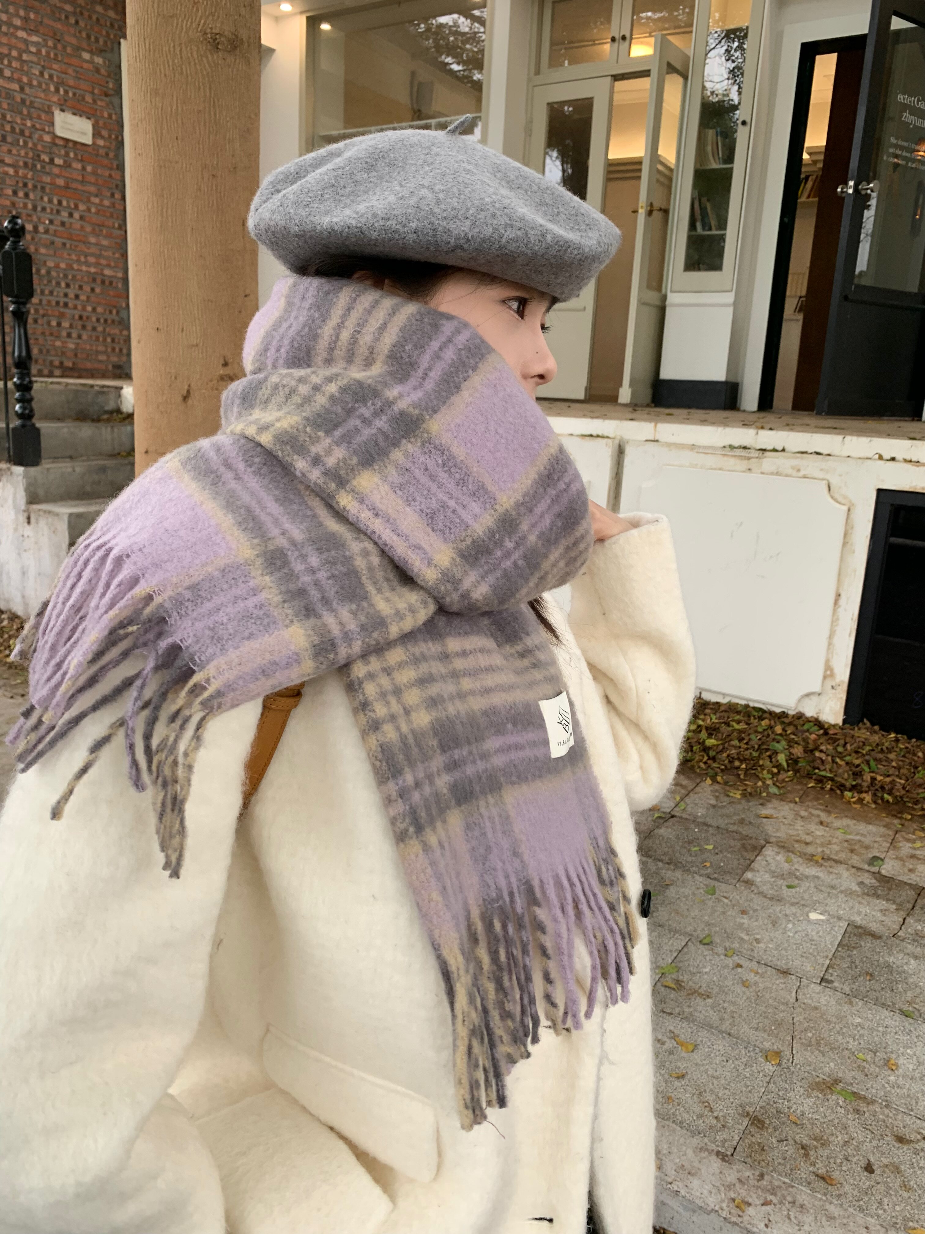 The 2024 new Maillard high-end checkered scarf for women, a Korean-style shawl for both winter and spring and autumn, is thick and warm pic 9