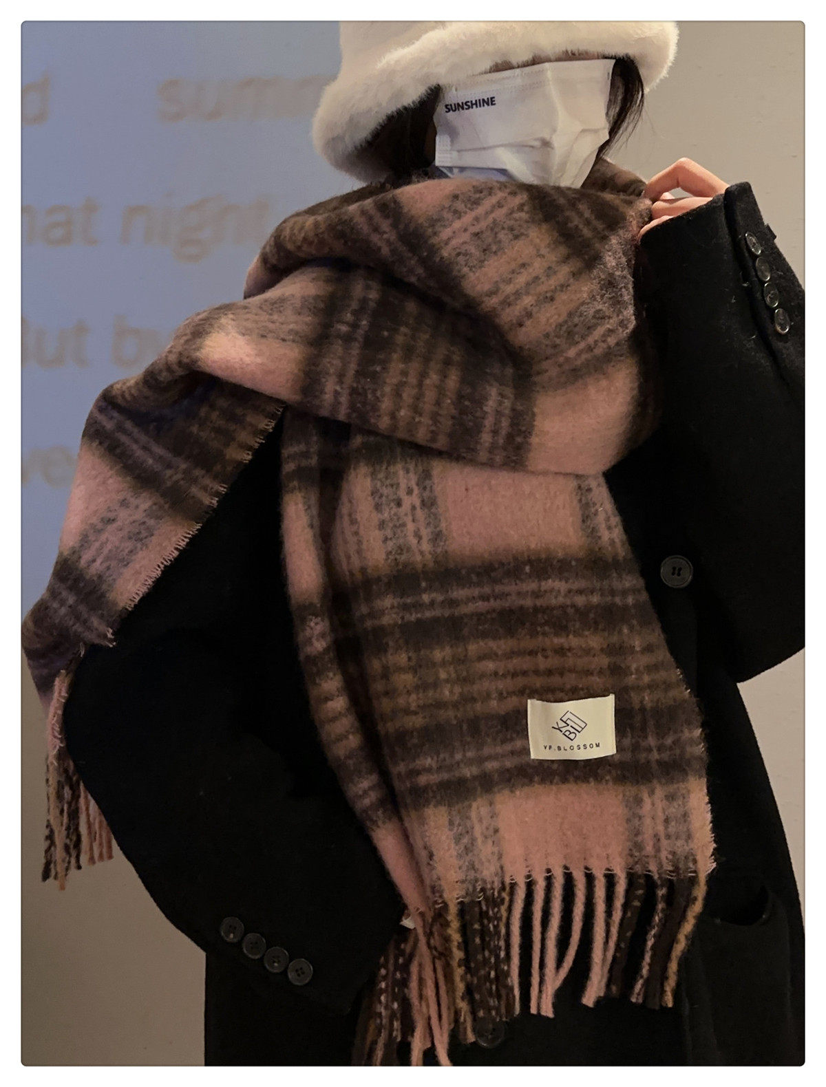 The 2024 new Maillard high-end checkered scarf for women, a Korean-style shawl for both winter and spring and autumn, is thick and warm pic 21