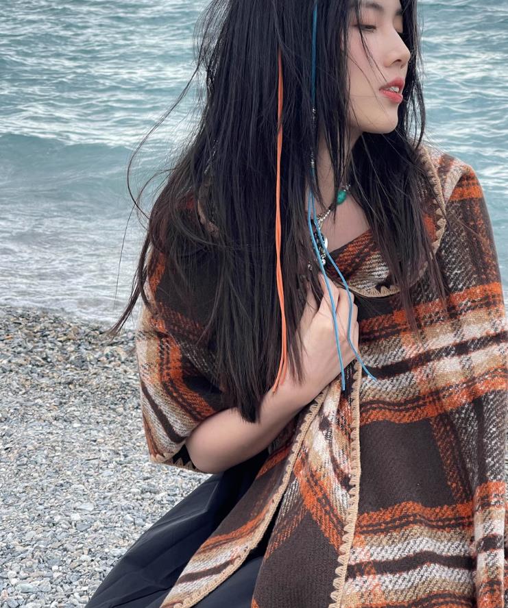 Cross-border scarf wholesale e-commerce live-streaming supply chain supply of shell-edge checkered triangular scarves pic 5