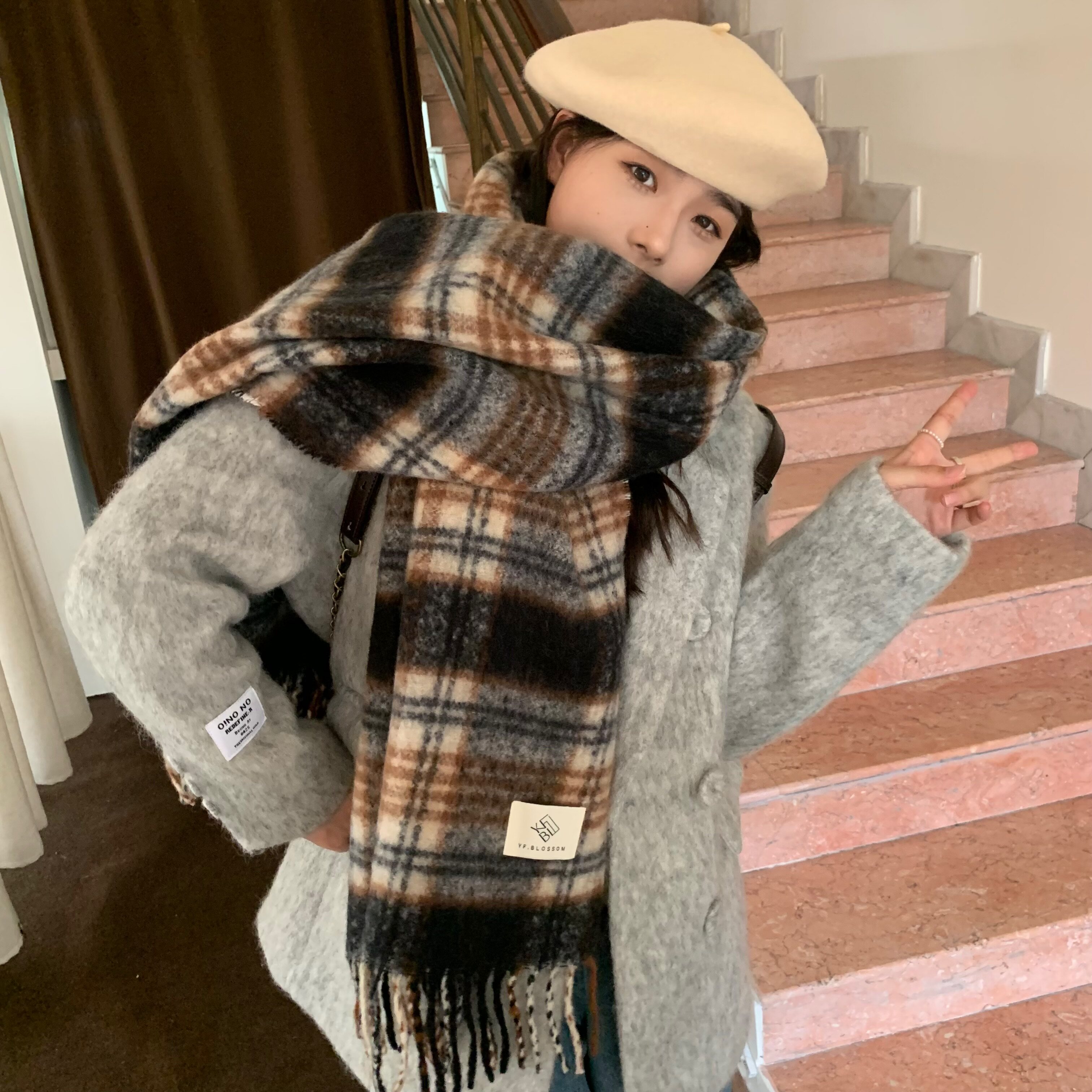 The 2024 new Maillard high-end checkered scarf for women, a Korean-style shawl for both winter and spring and autumn, is thick and warm pic 14