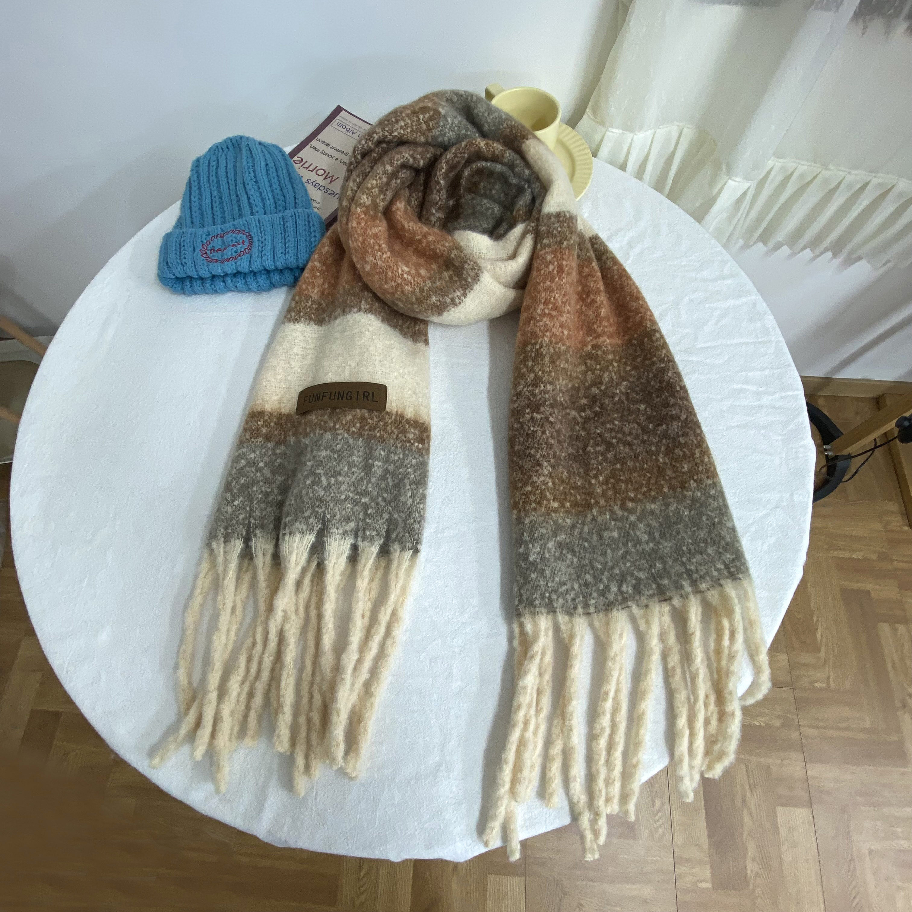 We offer wholesale of scarves in stock through e-commerce live streaming. We supply Korean version of fringed and checkered scarves in stock pic 18