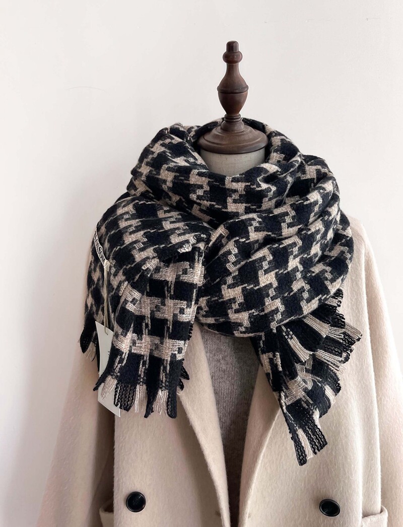 The 2024 winter new thousand-bird check cashmere scarf is a versatile long and warm dress for women, a retro shawl for couples, and a trendy scarf for men pic 16