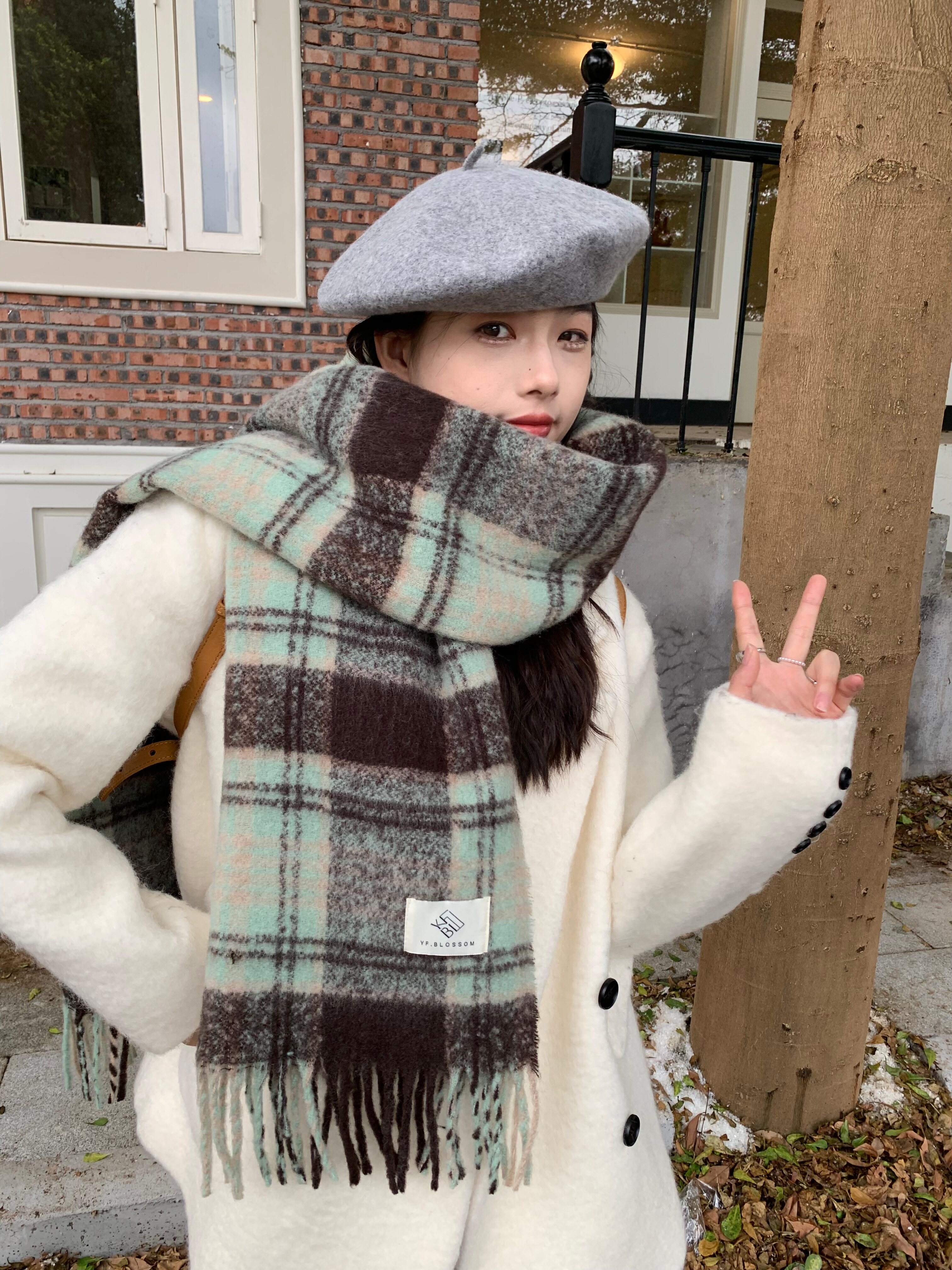 The 2024 new Maillard high-end checkered scarf for women, a Korean-style shawl for both winter and spring and autumn, is thick and warm pic 11