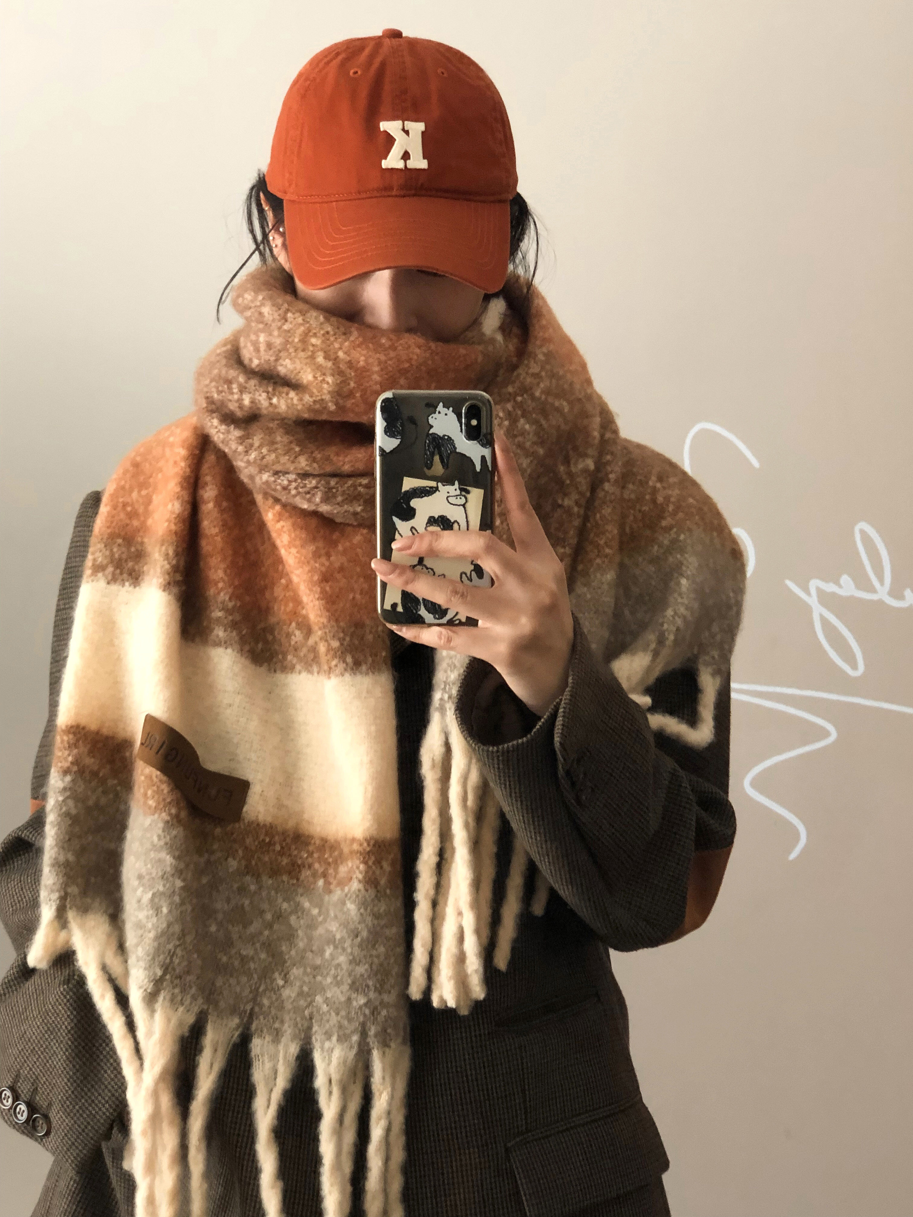 We offer wholesale of scarves in stock through e-commerce live streaming. We supply Korean version of fringed and checkered scarves in stock pic 9