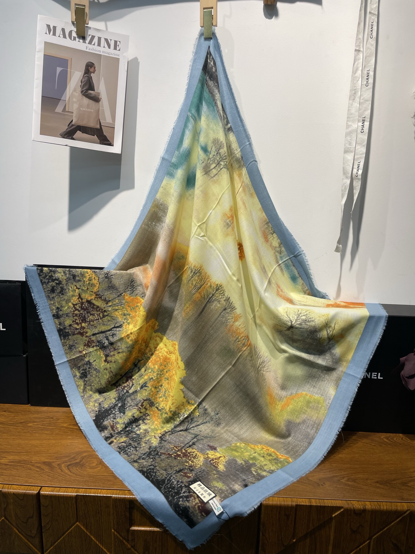 Wholesale of new cross-border export cash on delivery scarves, fashionable and classic velvet printed square scarves, e-commerce live streaming supply chain pic 3
