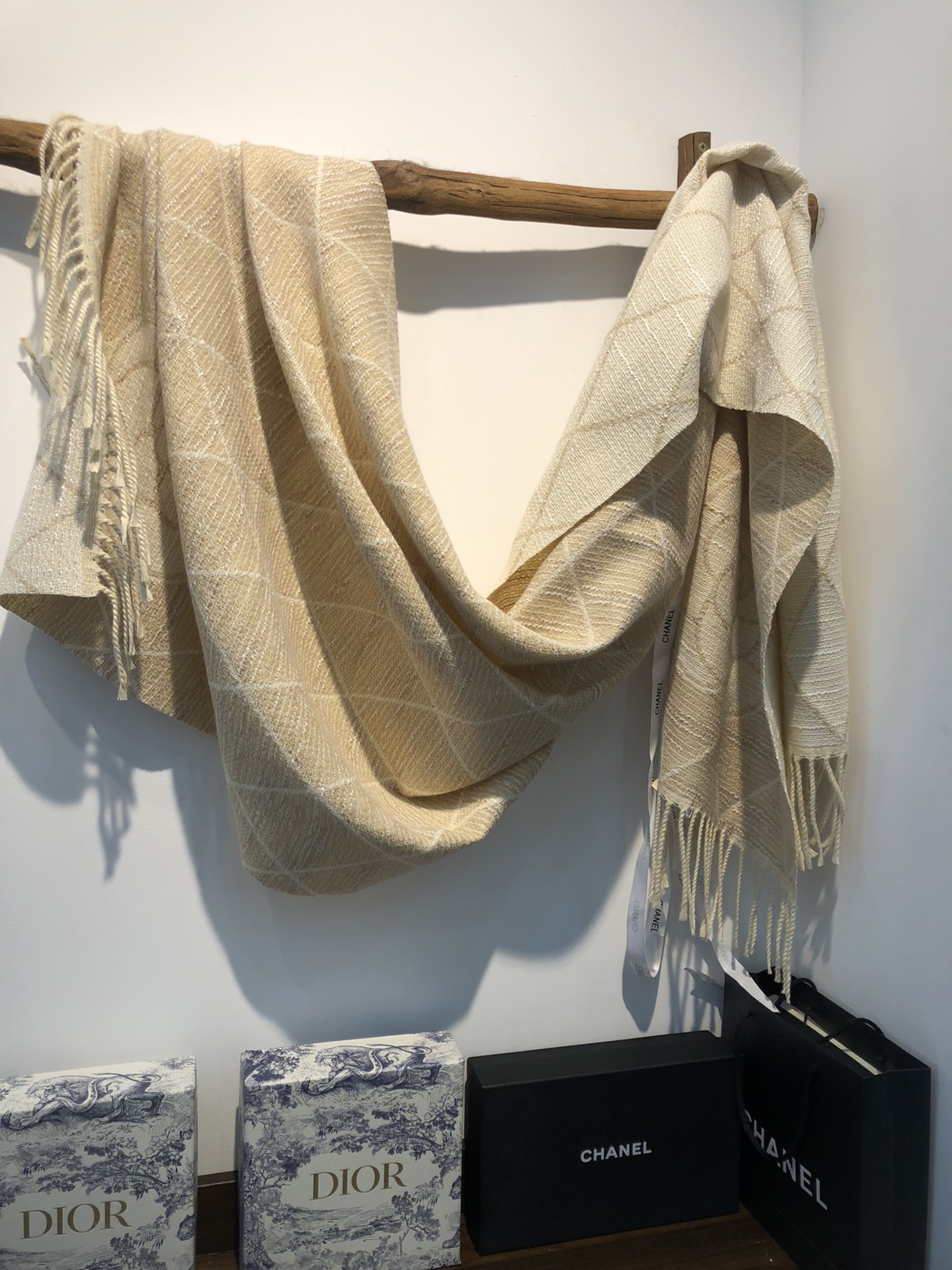 Cash on delivery cross-border scarf wholesale e-commerce live streaming elegant little fragrance style diamond-shaped checkered camellia pic 3