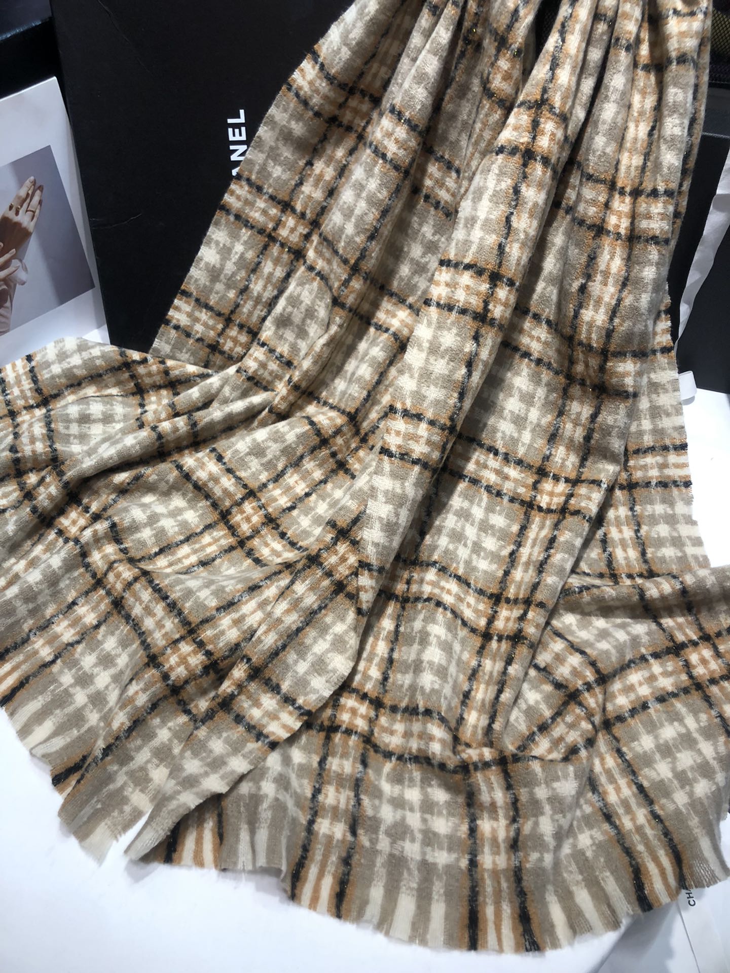 Wholesale of cross-border scarves in stock, e-commerce live streaming, supply chain, Xiaoxiangfeng barley ear checkered scarves pic 1