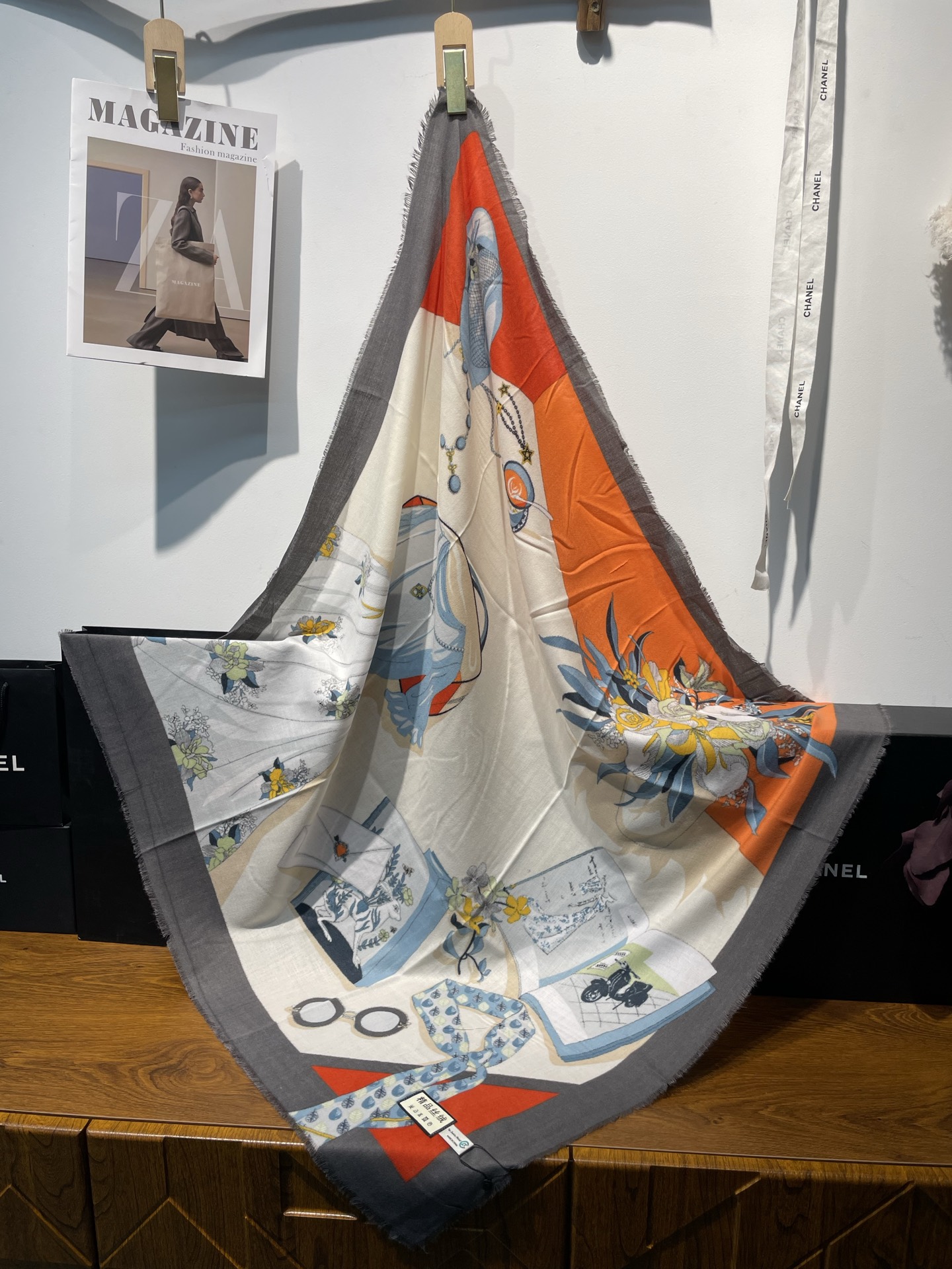 Wholesale of new cross-border export cash on delivery scarves, fashionable and classic velvet printed square scarves, e-commerce live streaming supply chain pic 2