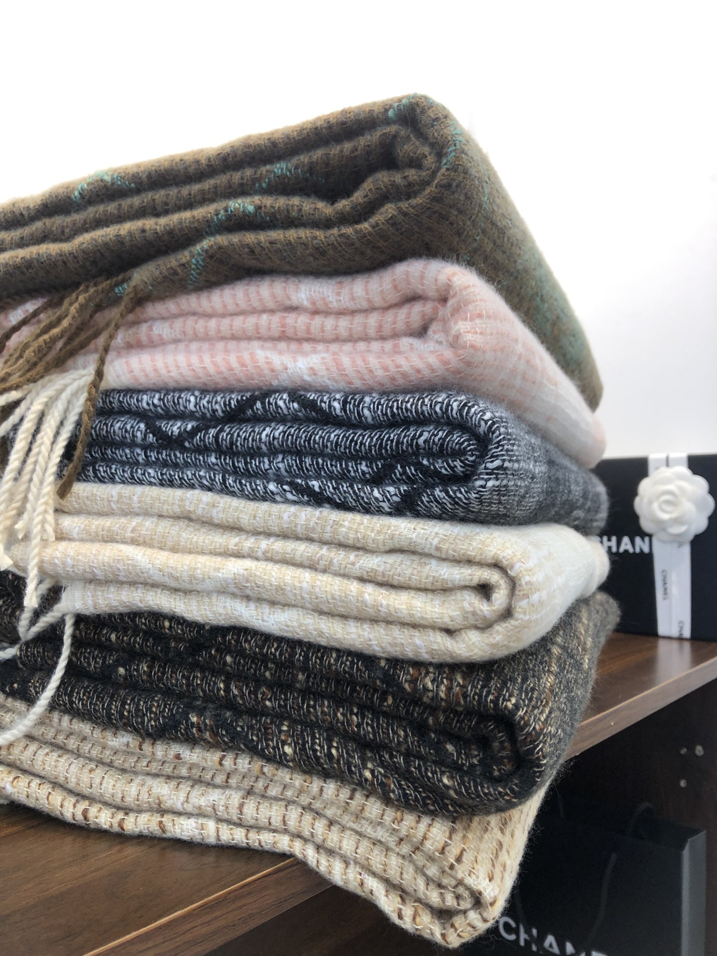 Cash on delivery cross-border scarf wholesale e-commerce live streaming elegant little fragrance style diamond-shaped checkered camellia pic 6