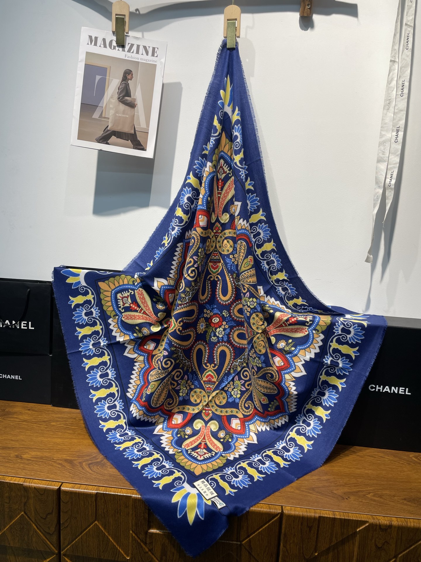Wholesale of new cross-border export cash on delivery scarves, fashionable and classic velvet printed square scarves, e-commerce live streaming supply chain pic 8