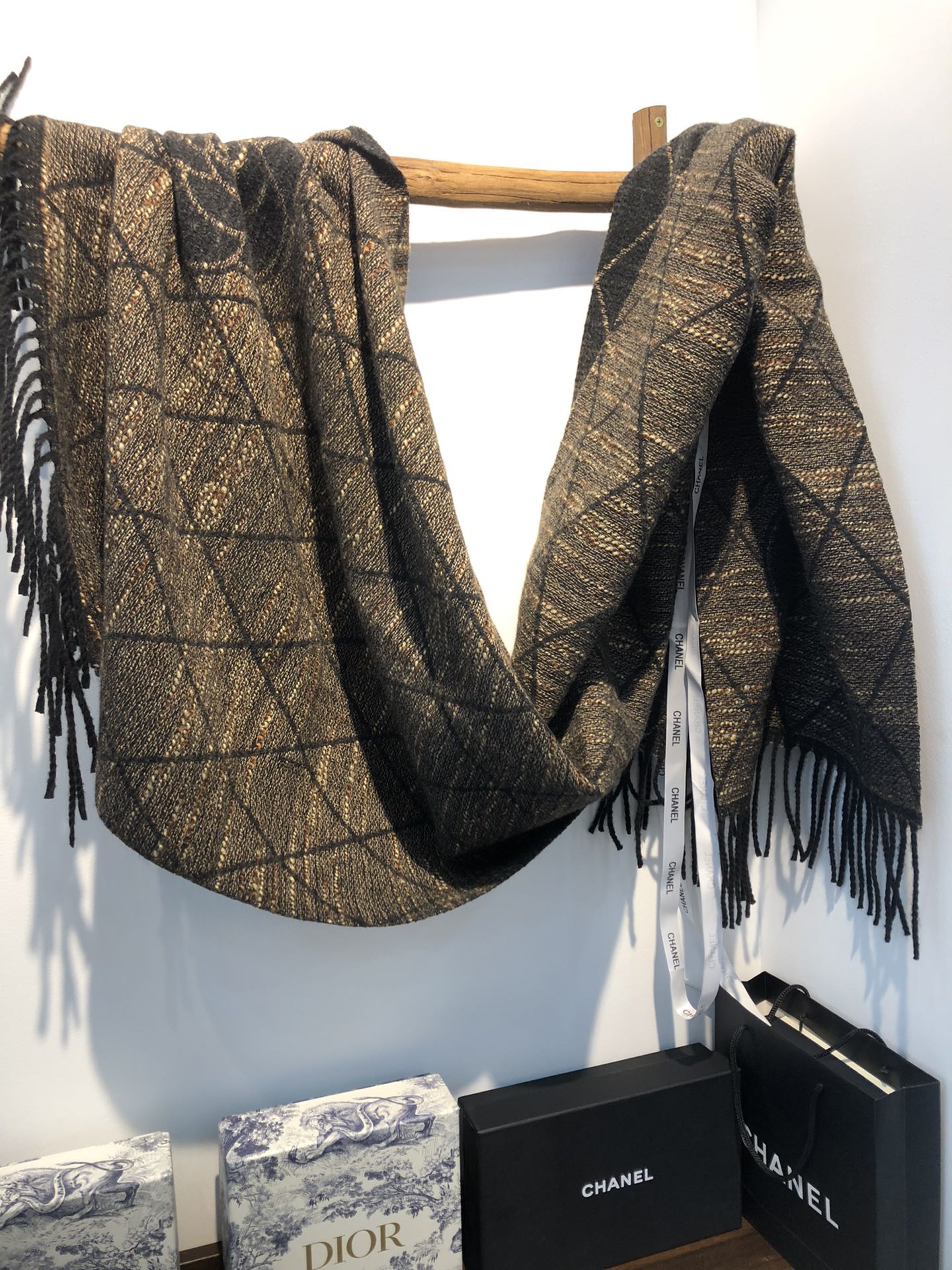 Cash on delivery cross-border scarf wholesale e-commerce live streaming elegant little fragrance style diamond-shaped checkered camellia pic 4