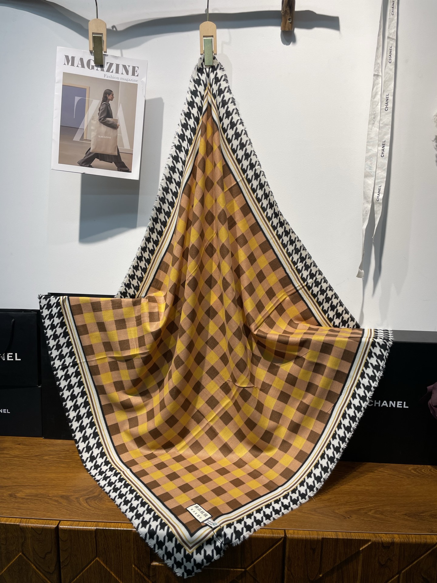 Wholesale of new cross-border export cash on delivery scarves, fashionable and classic velvet printed square scarves, e-commerce live streaming supply chain pic 4