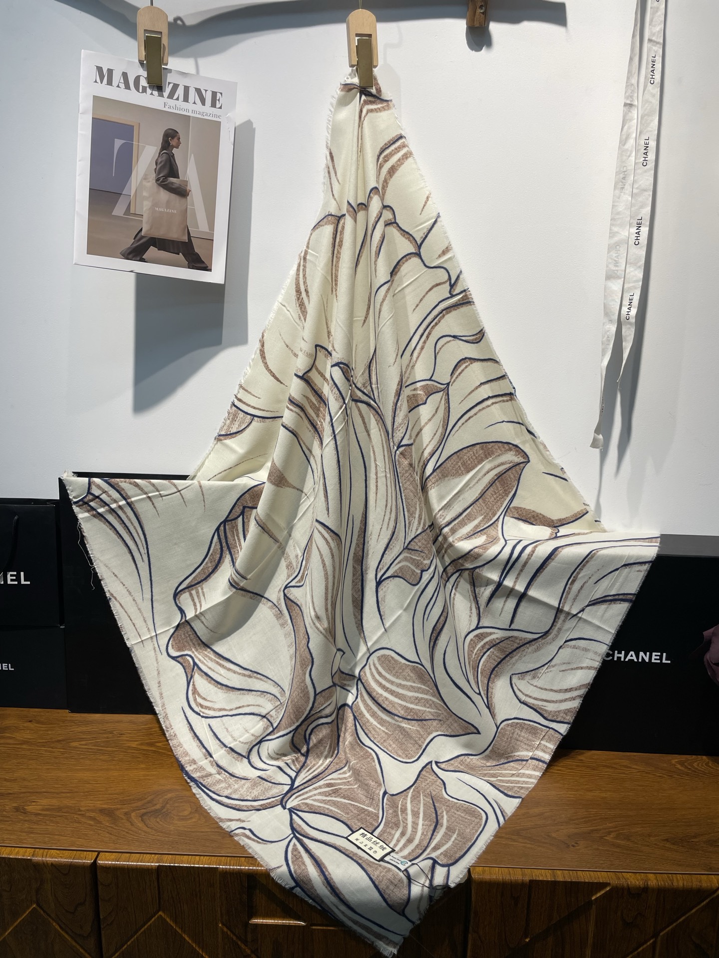 New cross-border export cash on delivery fashionable classic velvet printed square towels are available for supply through e-commerce live streaming supply chain pic 2