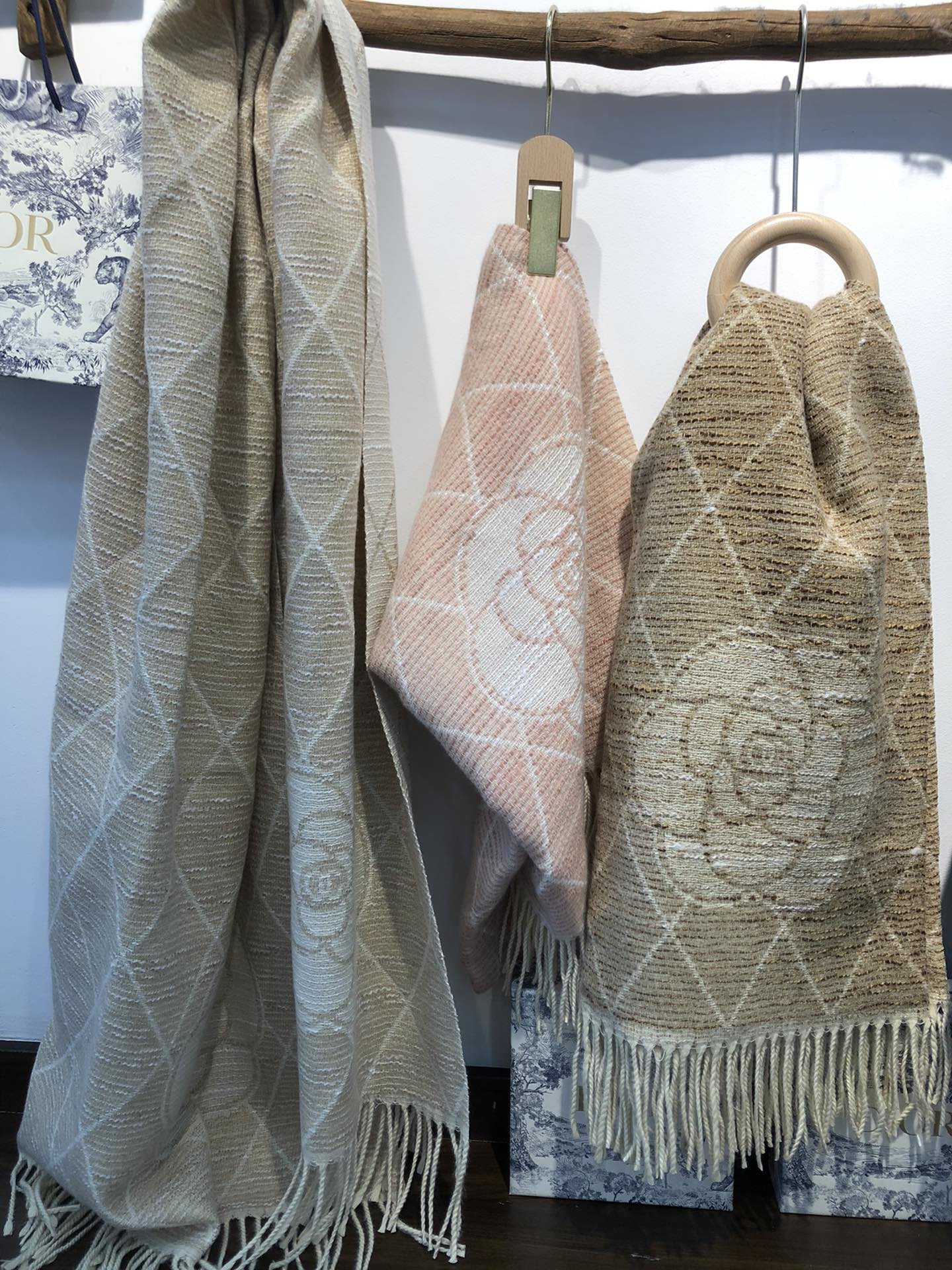 Cash on delivery cross-border scarf wholesale e-commerce live streaming elegant little fragrance style diamond-shaped checkered camellia pic 2