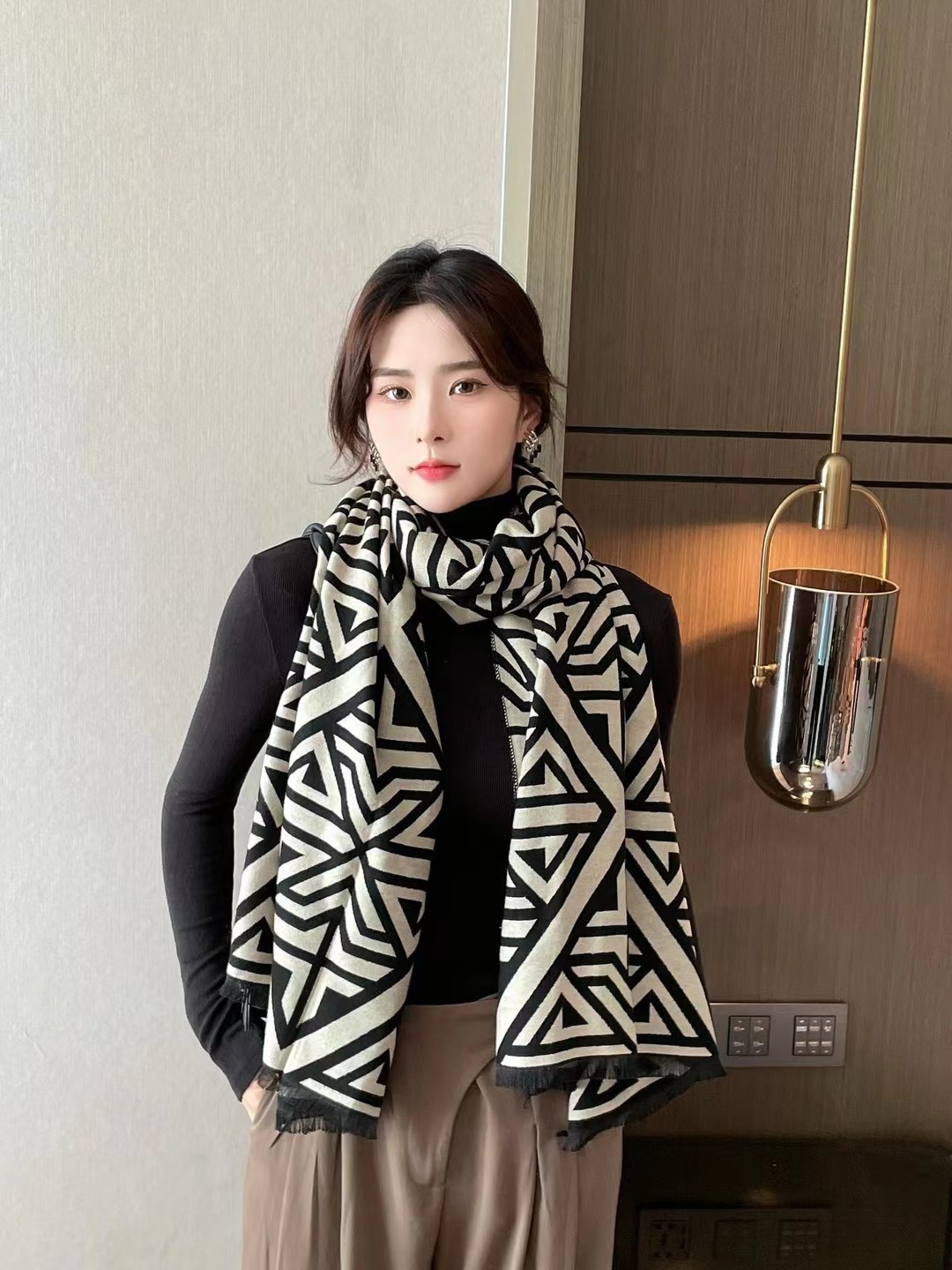 New cross-border scarf wholesale, e-commerce live streaming, supply chain, fashionable jacquard, geometric jacquard pic 1