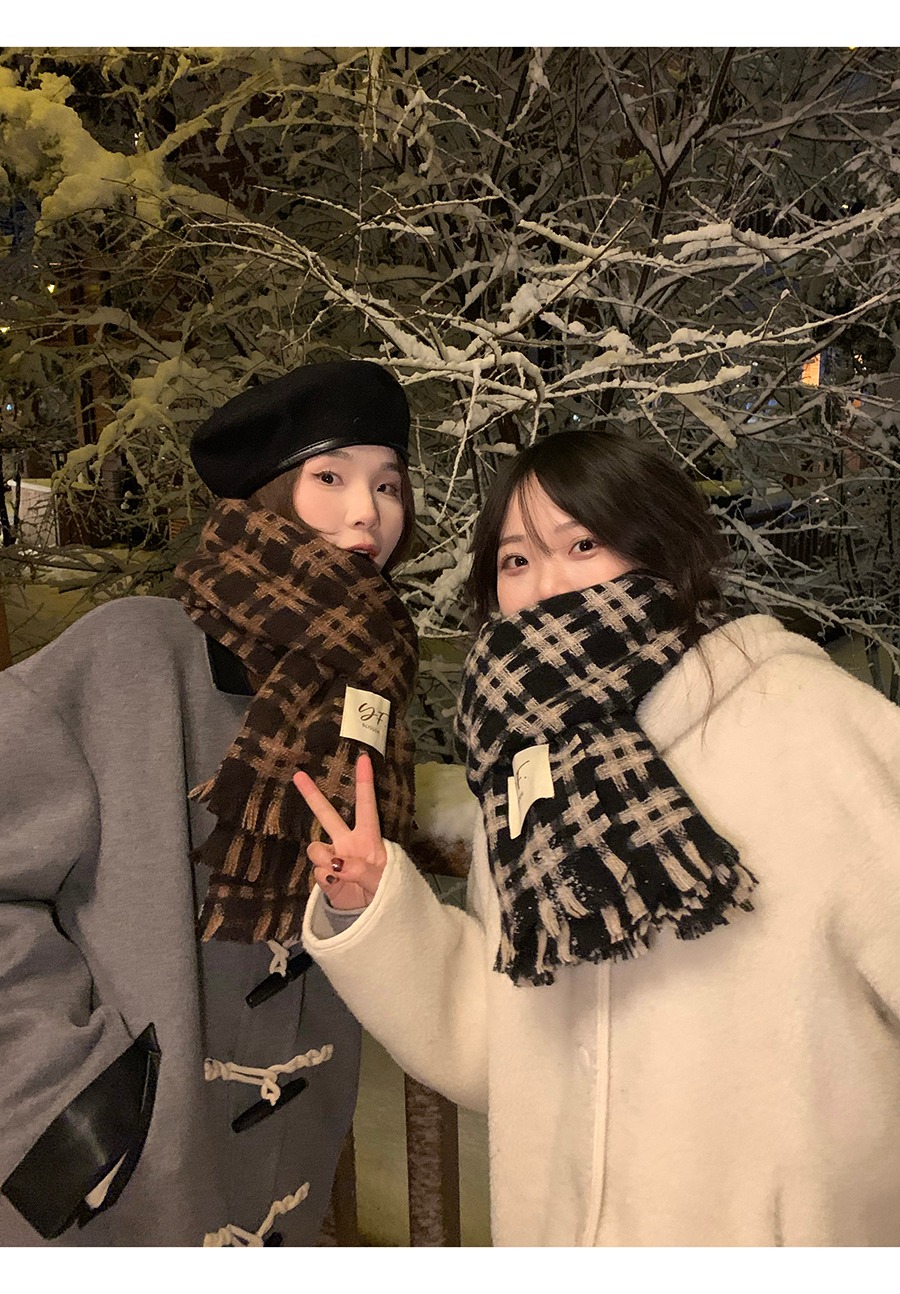 New cross-border scarves are available for live-streaming on e-commerce platforms, featuring a fashionable checkered pattern pic 9