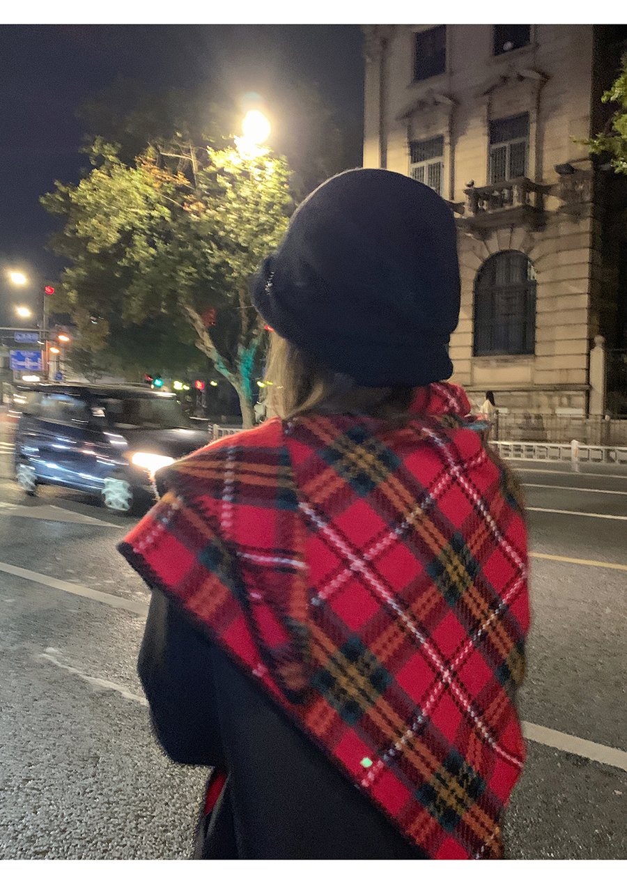 New in-stock scarves wholesale e-commerce live streaming triangular scarves, British checkered edge triangular scarves pic 4