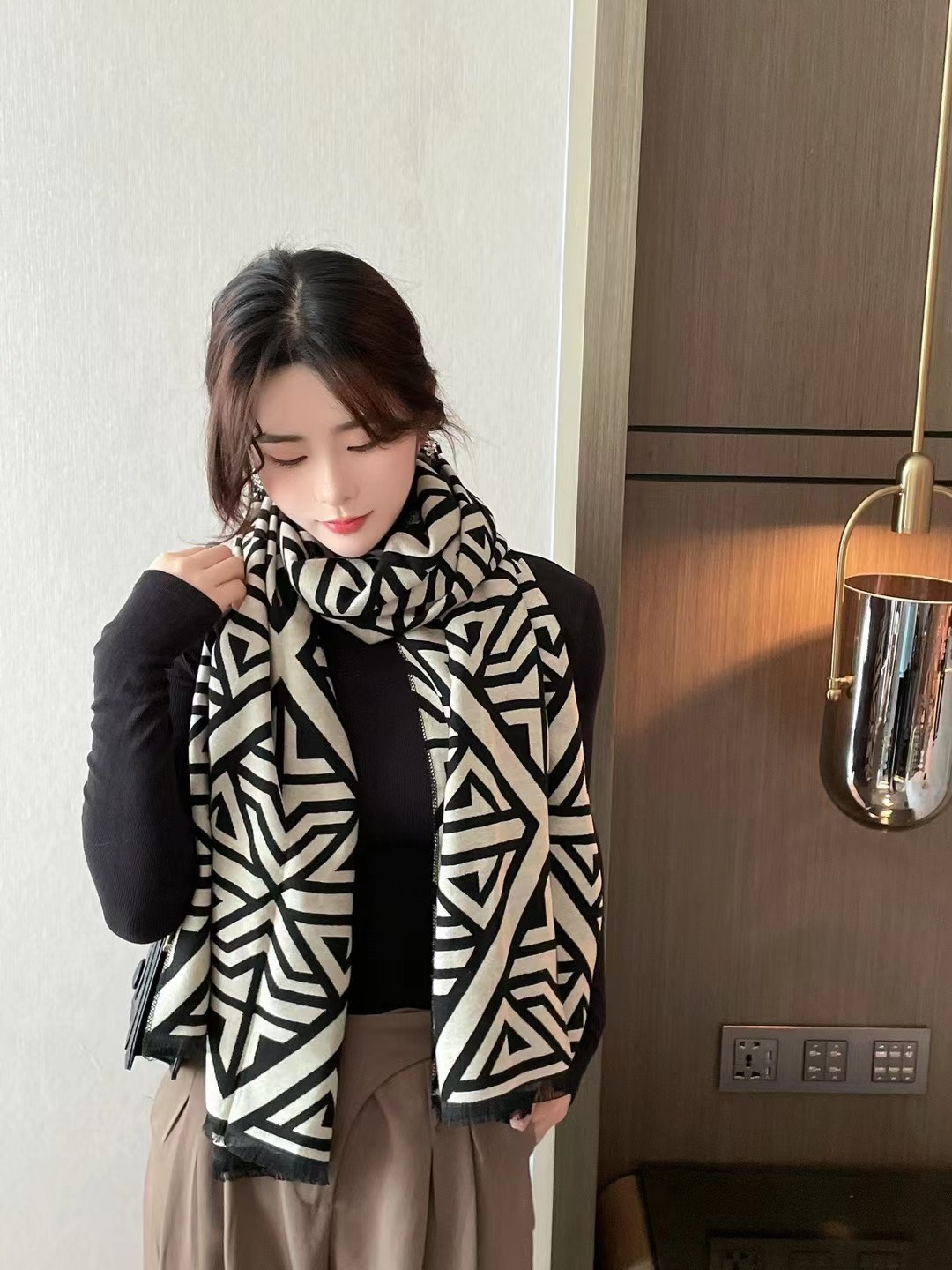 New cross-border scarf wholesale, e-commerce live streaming, supply chain, fashionable jacquard, geometric jacquard pic 3