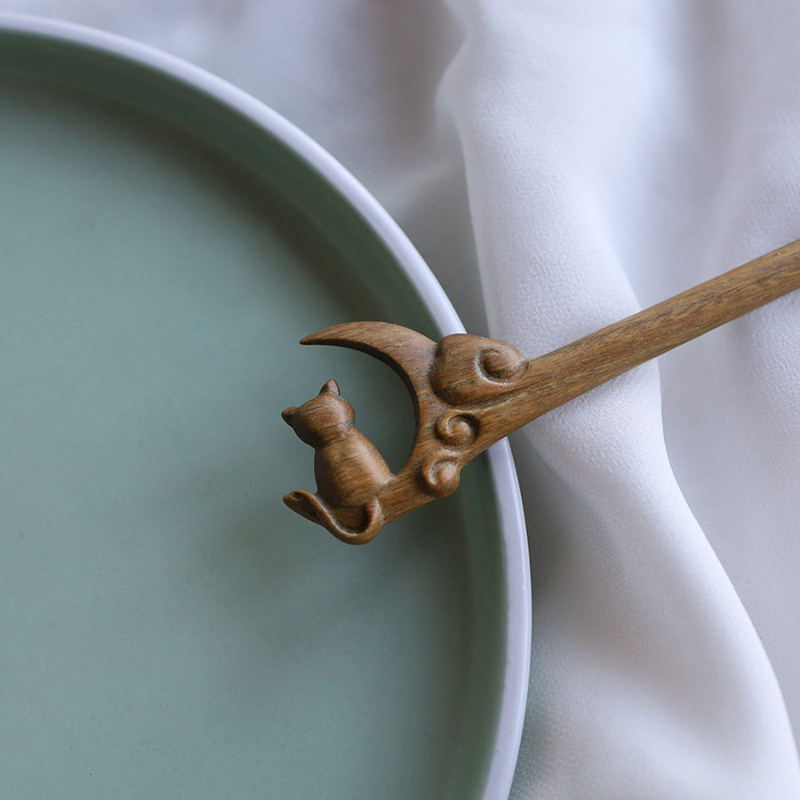 Moon-gazing cat, sandalwood fox cat sitting on the moon, ancient-style hairpin, updo, classical wooden hairpin, Chinese style