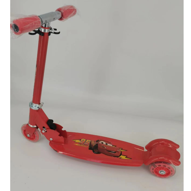 Scooters for boys and girls aged 2 to 7, one-button folding, meter-high, liftable, flashing, no installation required Application Scenario