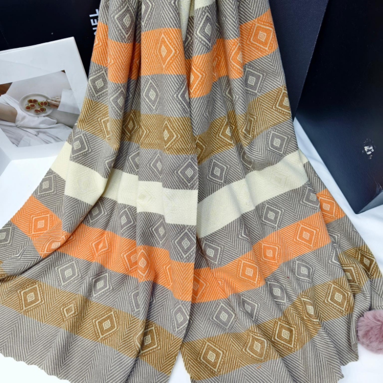 Pañuelo musulmán colored plaid oriente medio mujer pañuelo pañuelo fan 100x30cm Application Scenario