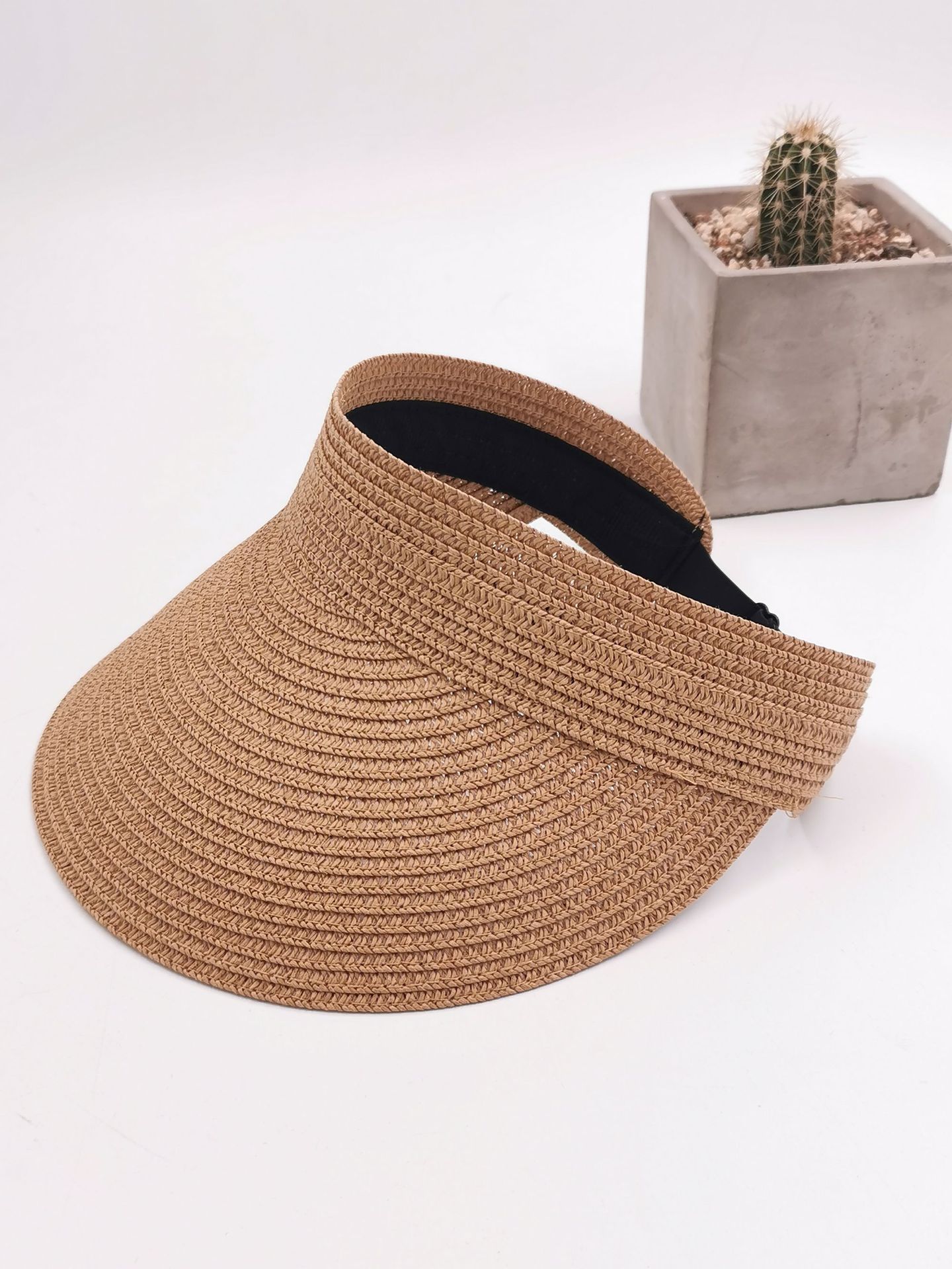 In summer, it can be adjusted for both men and women to wear, with a moisture-proof and sunshade ceiling