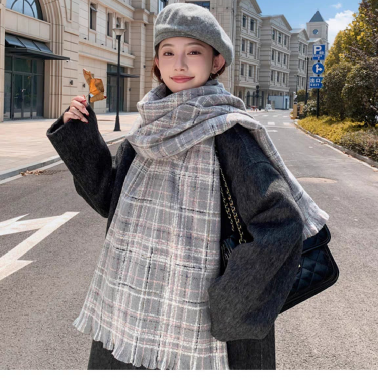 Cross-border scarf wholesale e-commerce live streaming supply chain, Xiaoxiangfeng bright silk fine checkered Application Scenario