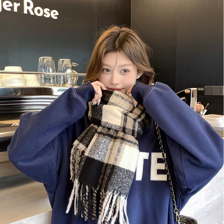 Wholesale of cross-border scarves in stock, e-commerce live streaming, supply chain, autumn rain and mist
