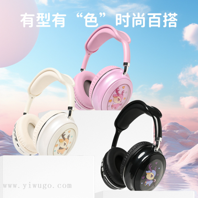 The cute and playful deer headphones feature a trendy and cool design with adorable patterns, combining both fashion and fun Item Picture