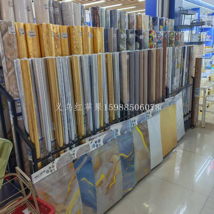 وعُرضت نماذج من ورق الجدران الملونة على جدران من طراز PVC على السقف لتركيب جدار طوله متر واحد على ورق الجدران باللغة الانكليزية للفتيات Item Picture
